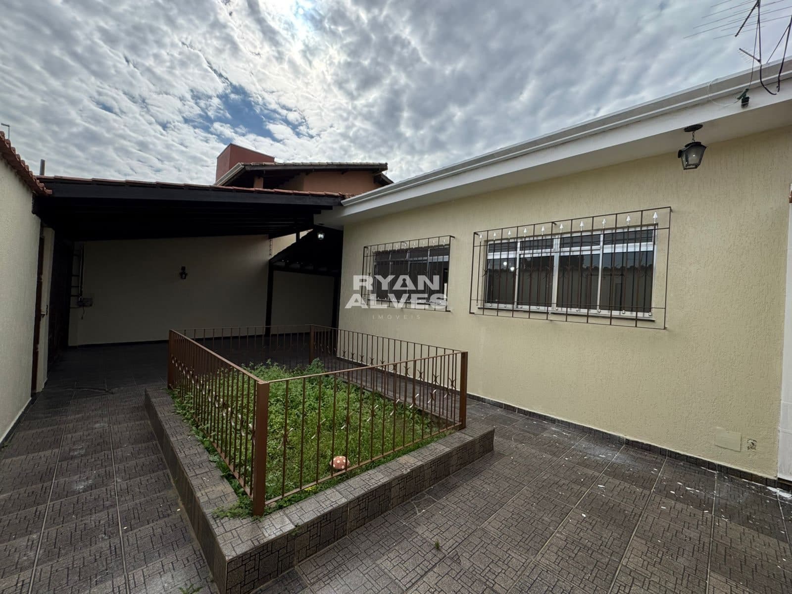 Casa térrea a venda em César de Souza | 236m² | 3 dormitórios | Edícula -  R$ 750 mil