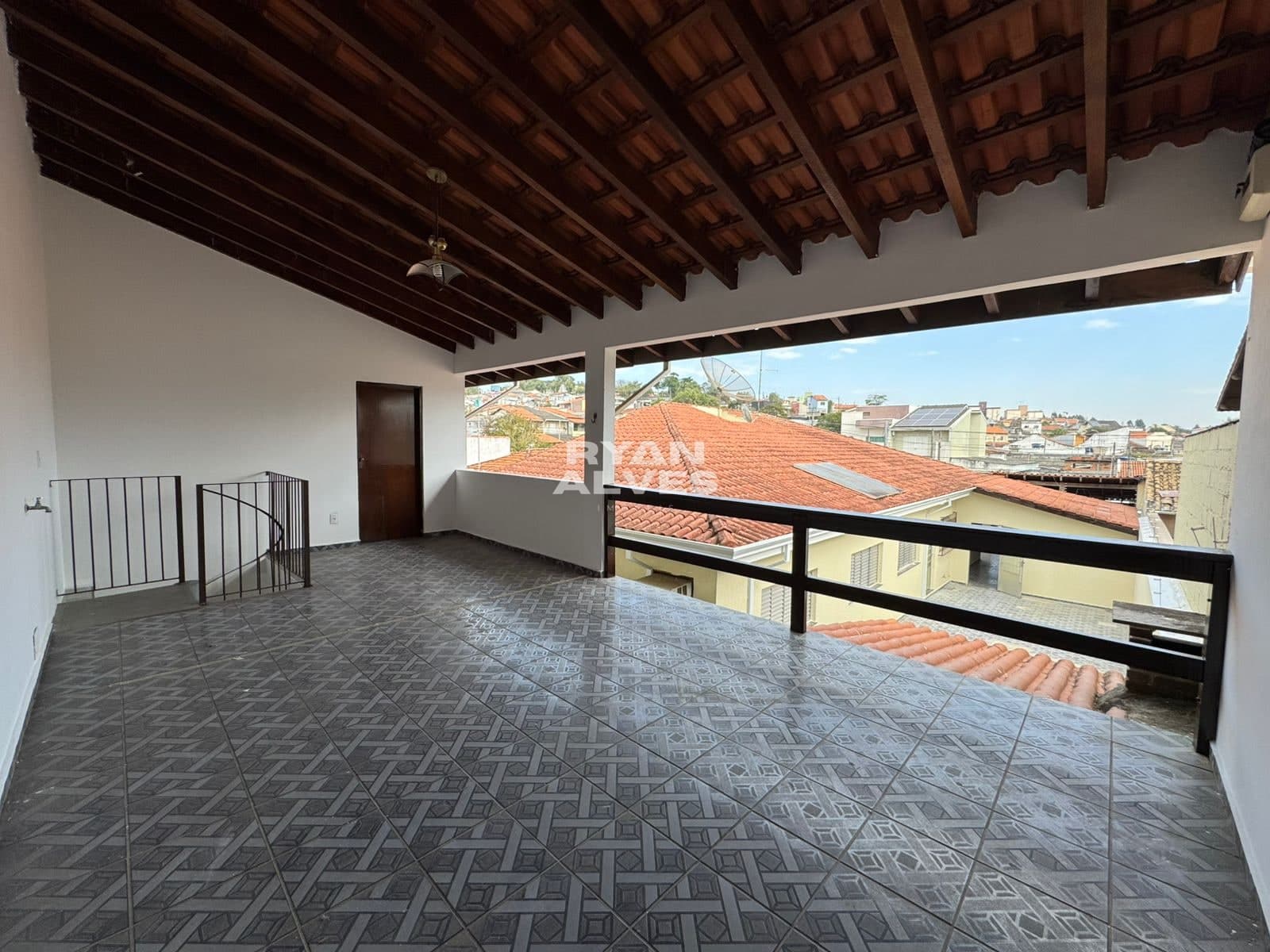 Casa térrea a venda em César de Souza | 236m² | 3 dormitórios | Edícula -  R$ 750 mil