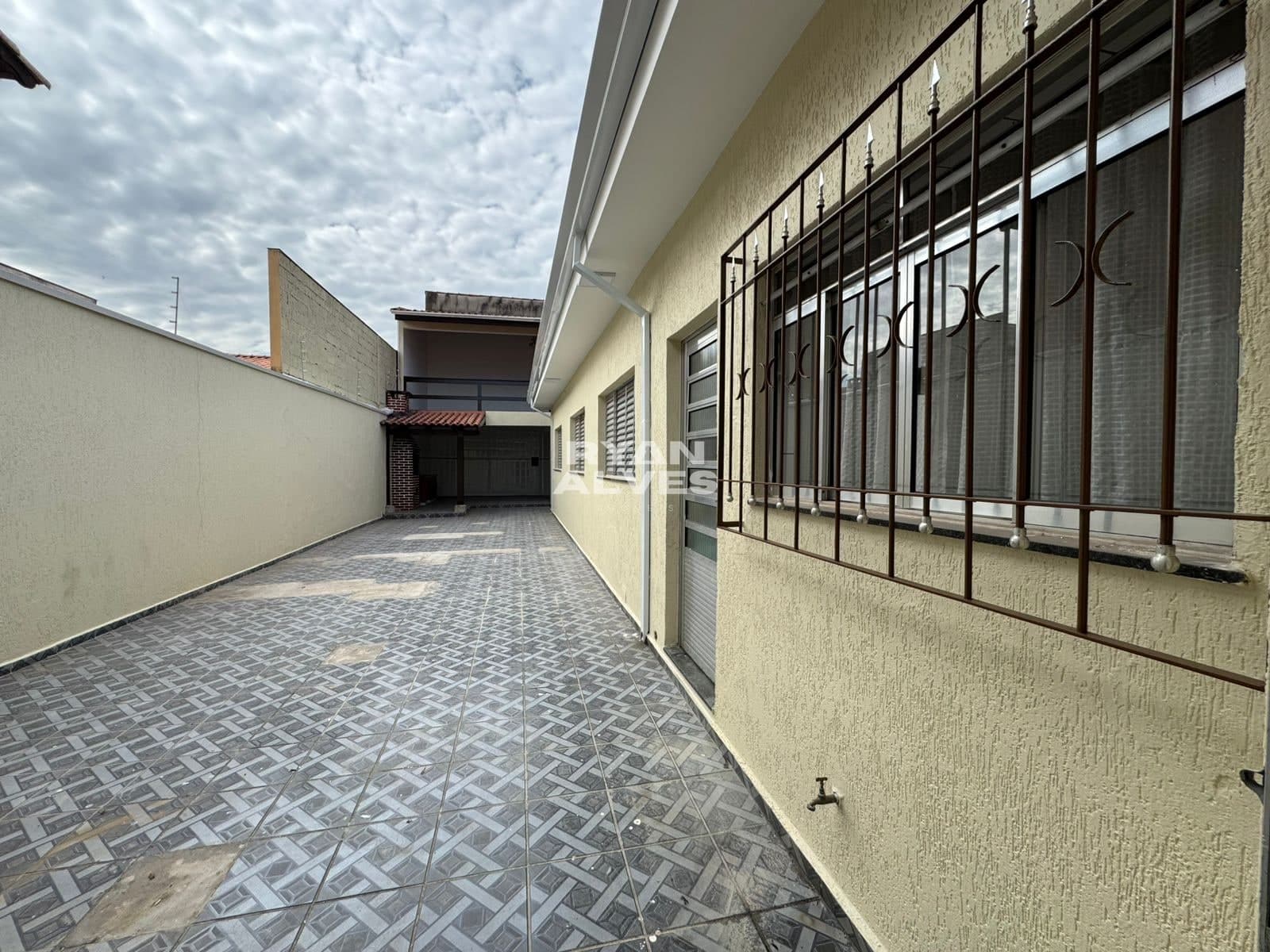 Casa térrea a venda em César de Souza | 236m² | 3 dormitórios | Edícula -  R$ 750 mil