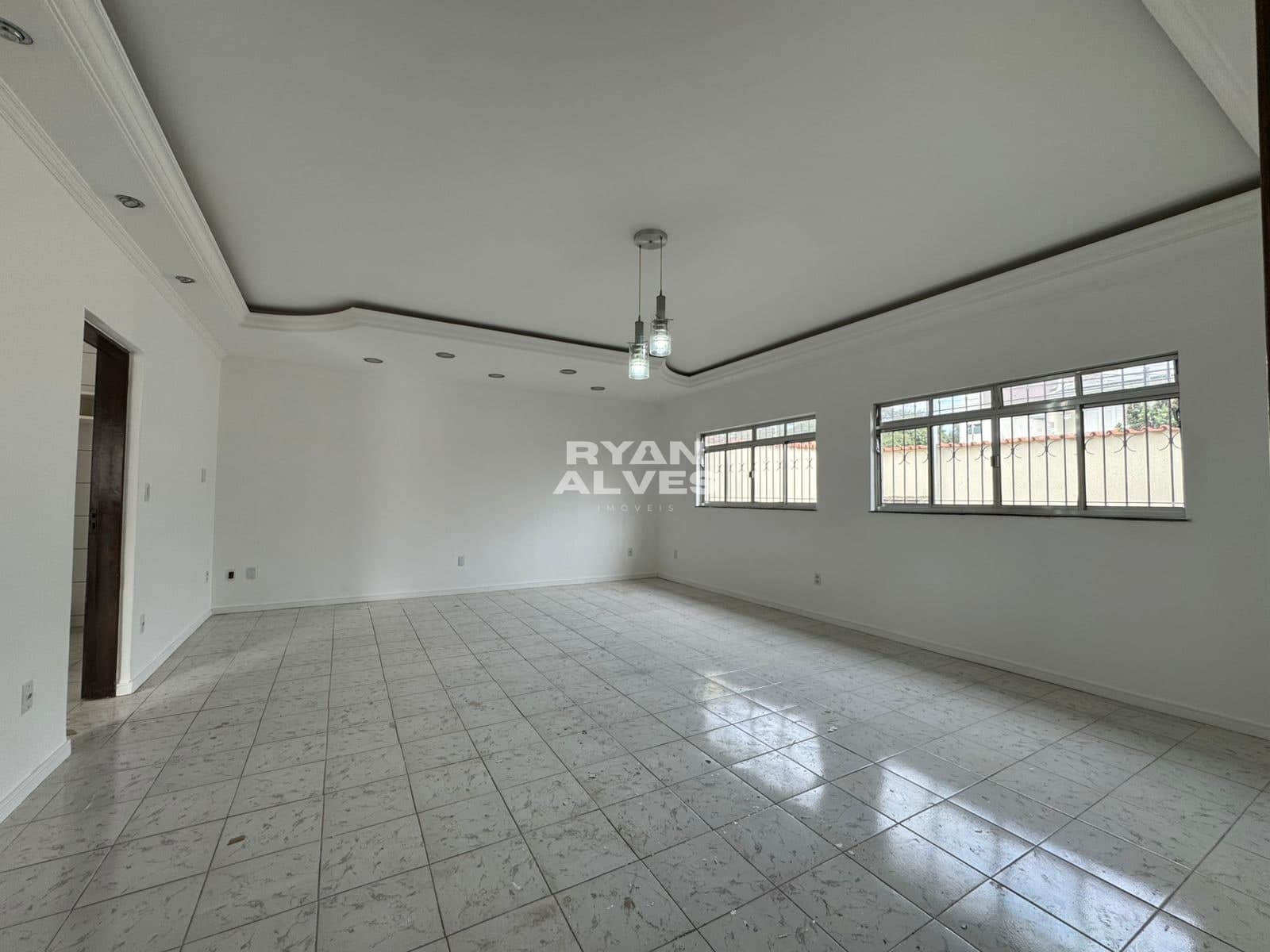 Casa térrea a venda em César de Souza | 236m² | 3 dormitórios | Edícula -  R$ 750 mil
