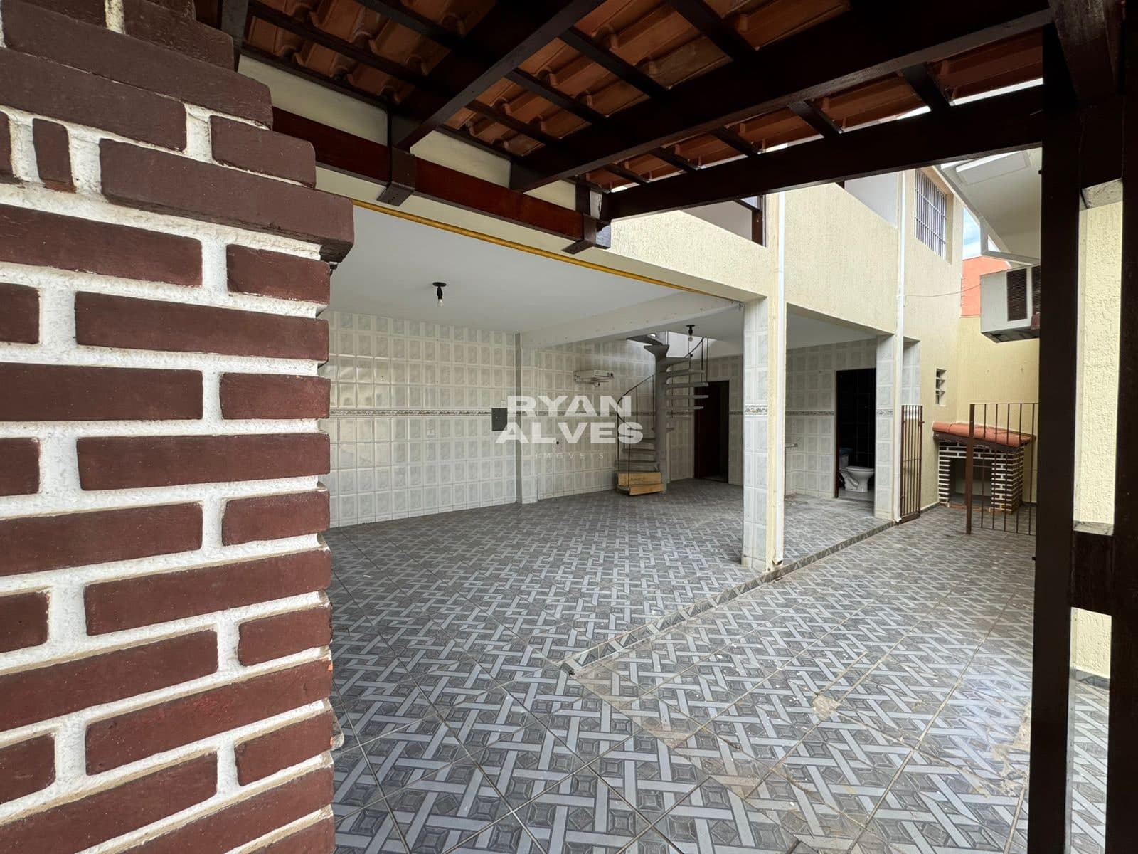 Casa térrea a venda em César de Souza | 236m² | 3 dormitórios | Edícula -  R$ 750 mil