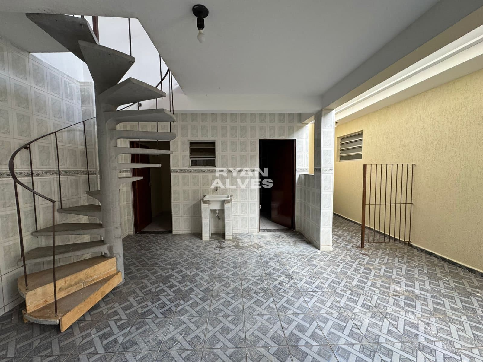 Casa térrea a venda em César de Souza | 236m² | 3 dormitórios | Edícula -  R$ 750 mil