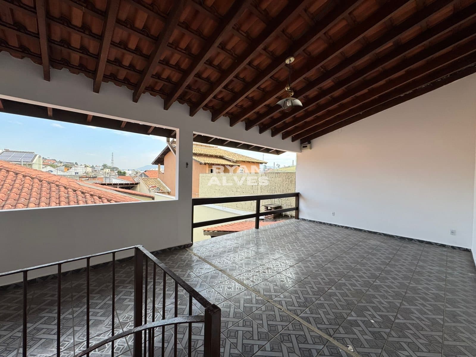 Casa térrea a venda em César de Souza | 236m² | 3 dormitórios | Edícula -  R$ 750 mil