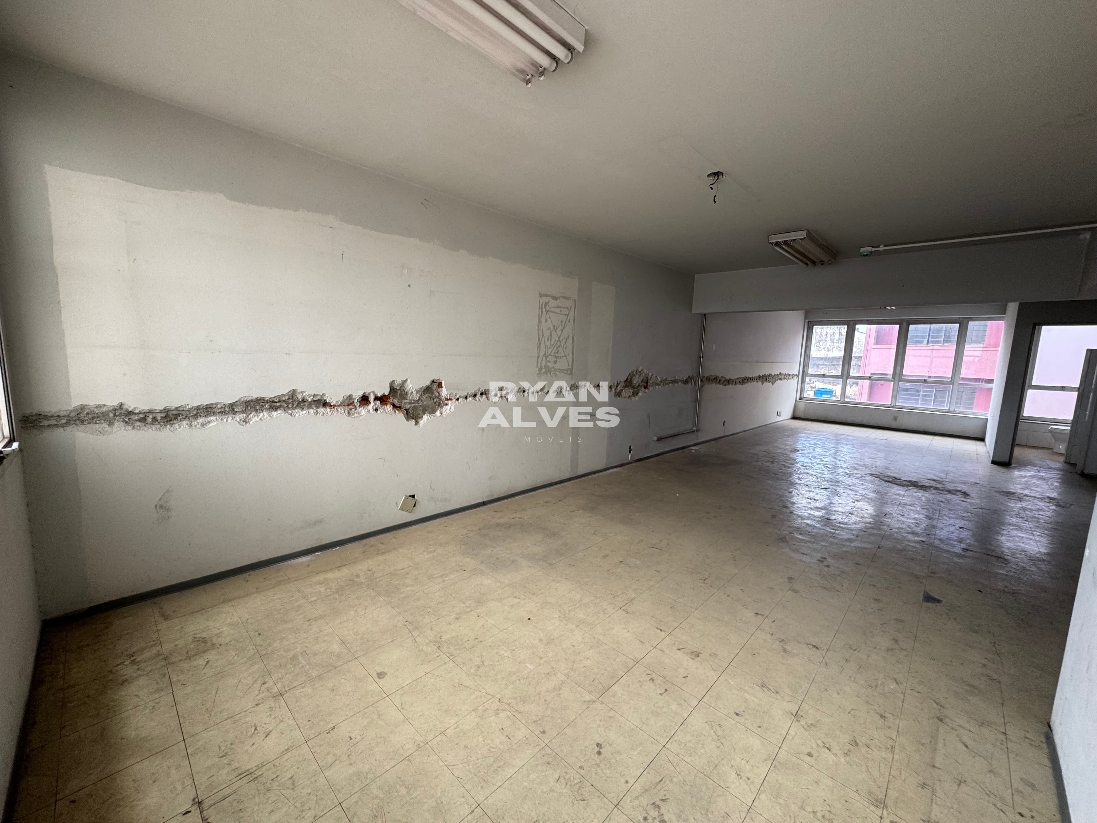 Sala comercial para locação no Centro de Mogi  – R$ 2.100, 50 m² e 2 banheiros