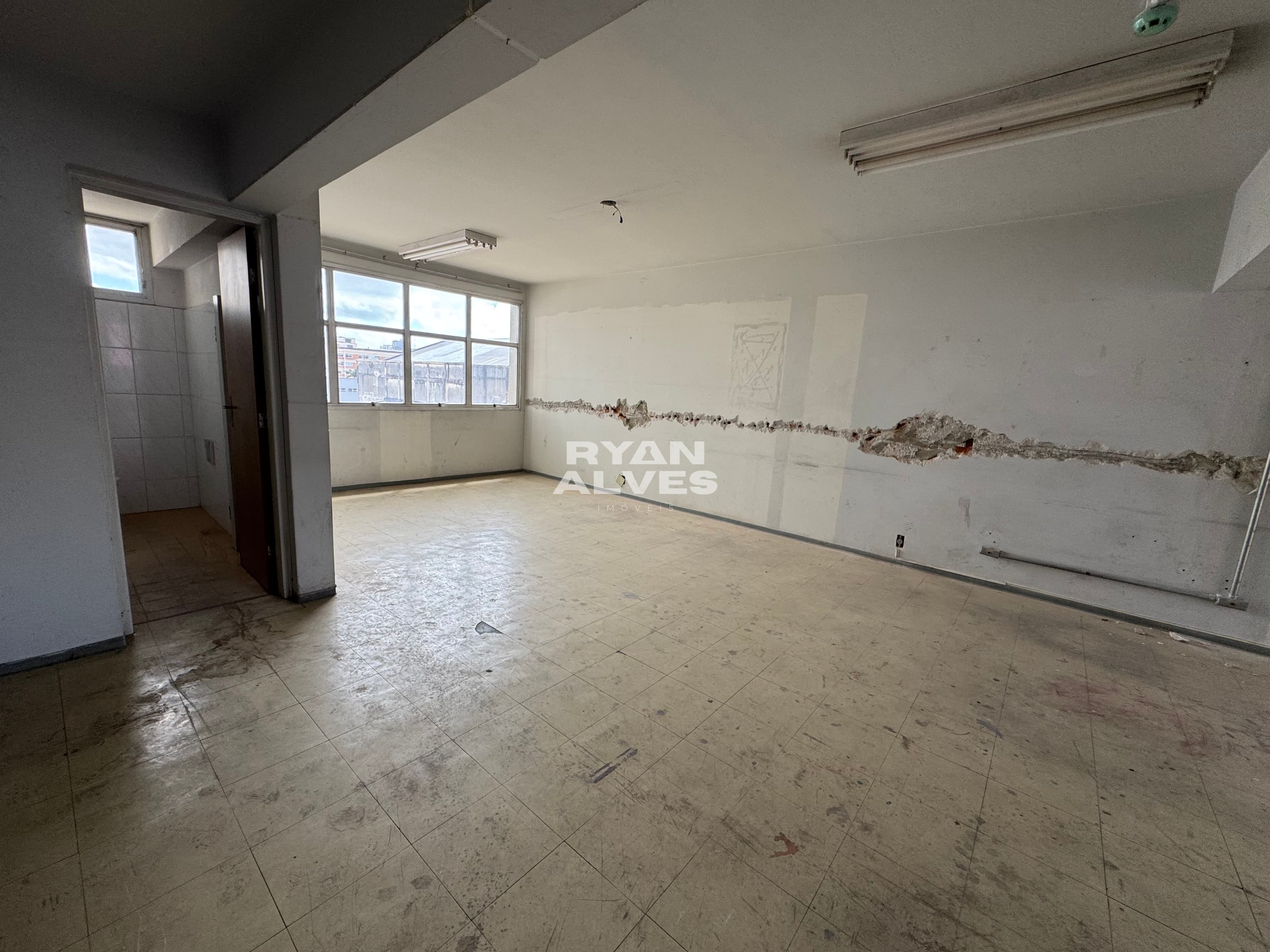 Sala comercial para locação no Centro de Mogi  – R$ 2.100, 50 m² e 2 banheiros