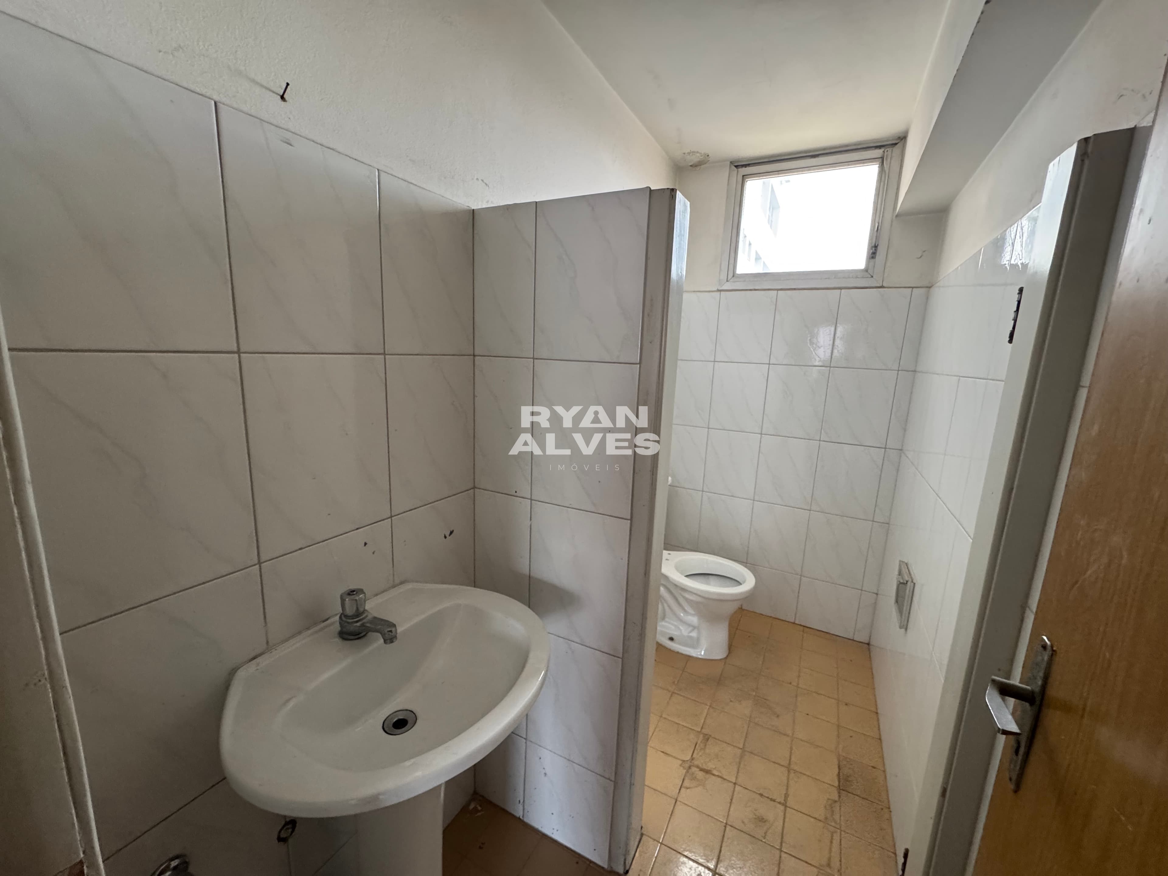 Sala comercial para locação no Centro de Mogi  – R$ 2.100, 50 m² e 2 banheiros