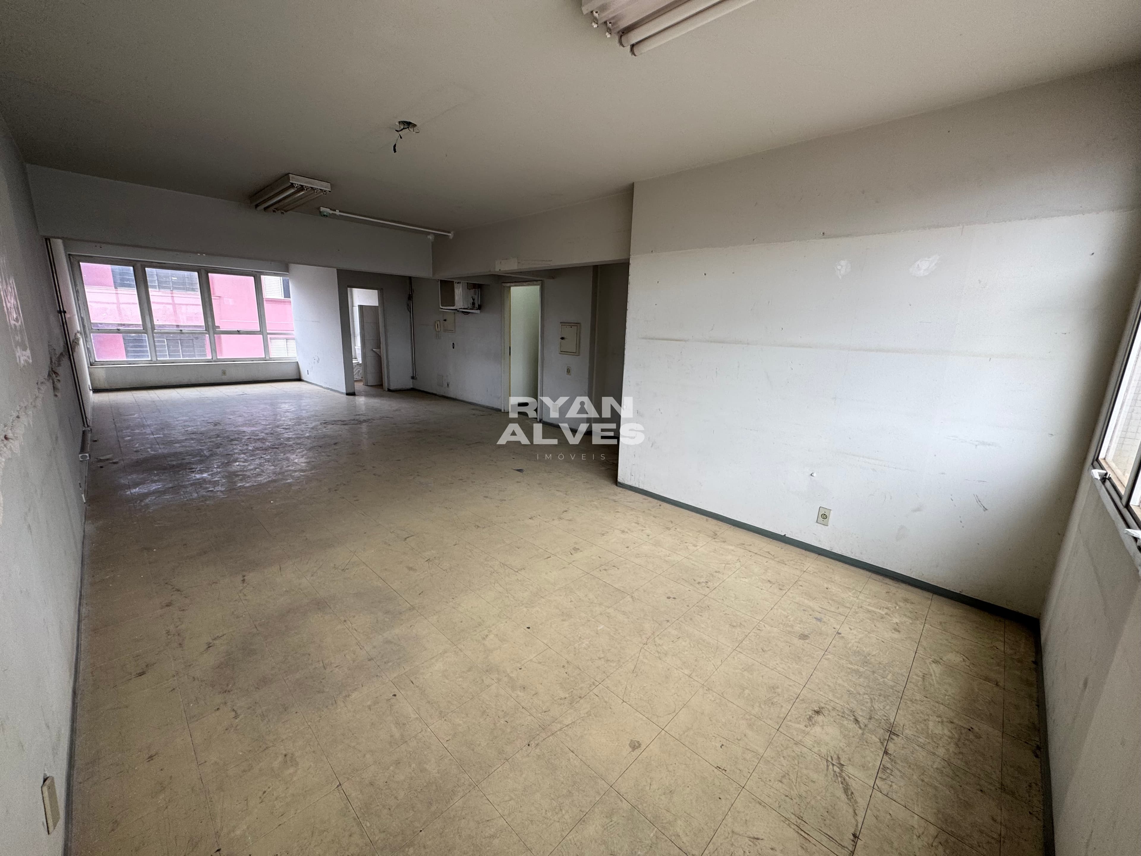 Sala comercial para locação no Centro de Mogi  – R$ 2.100, 50 m² e 2 banheiros