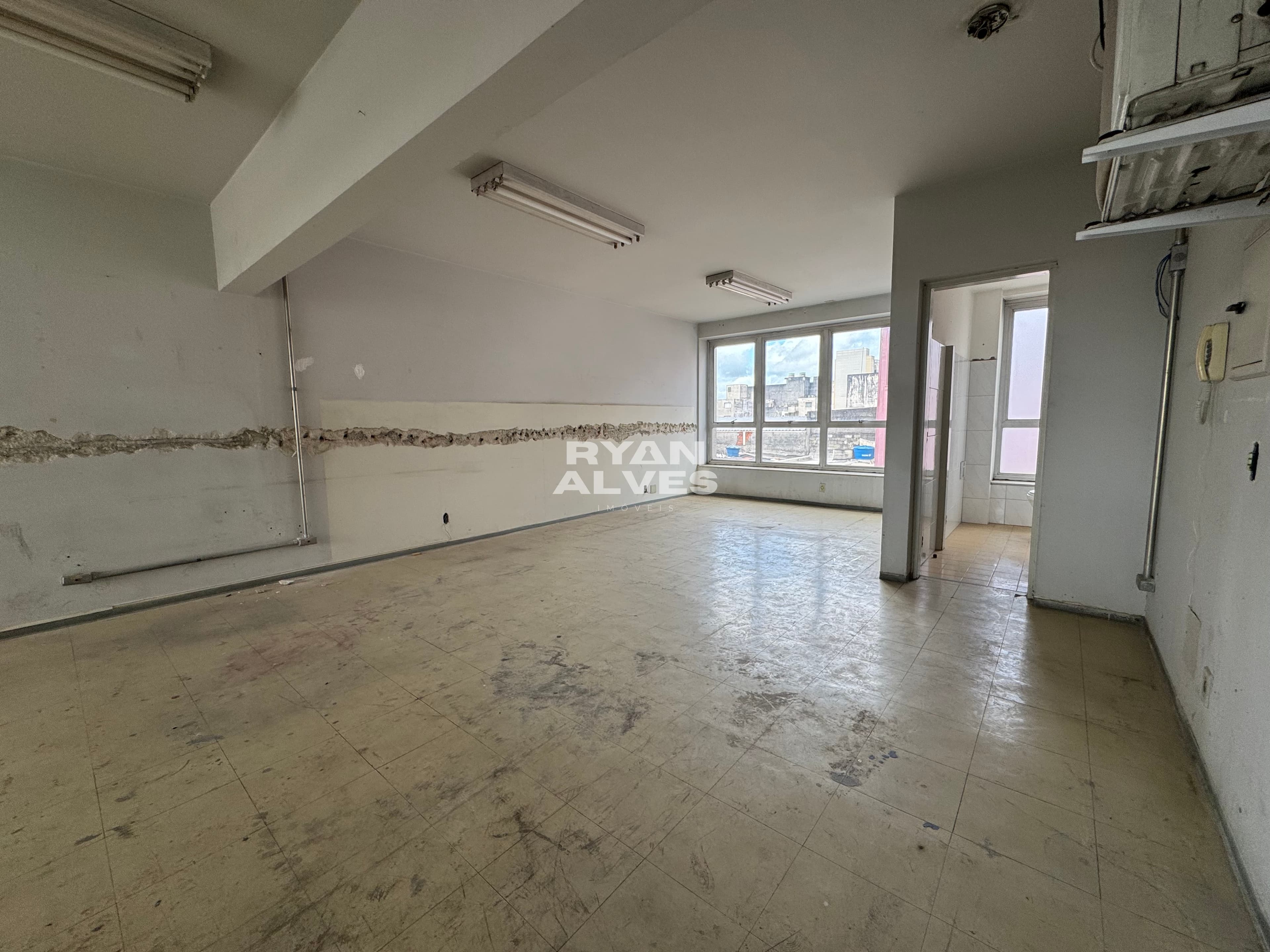 Sala comercial para locação no Centro de Mogi  – R$ 2.100, 50 m² e 2 banheiros