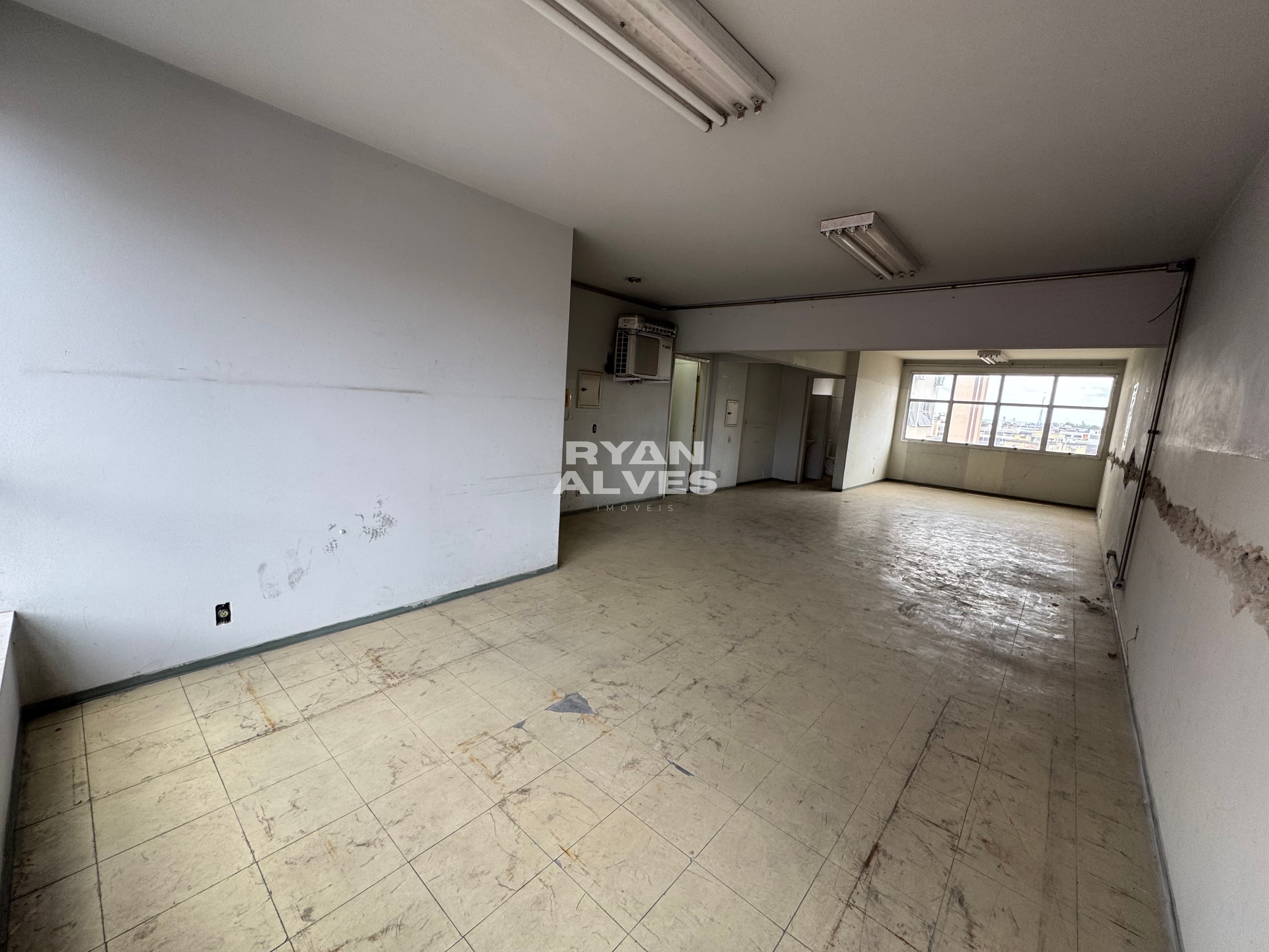 Sala comercial para locação no Centro de Mogi  – R$ 2.100, 50 m² e 2 banheiros
