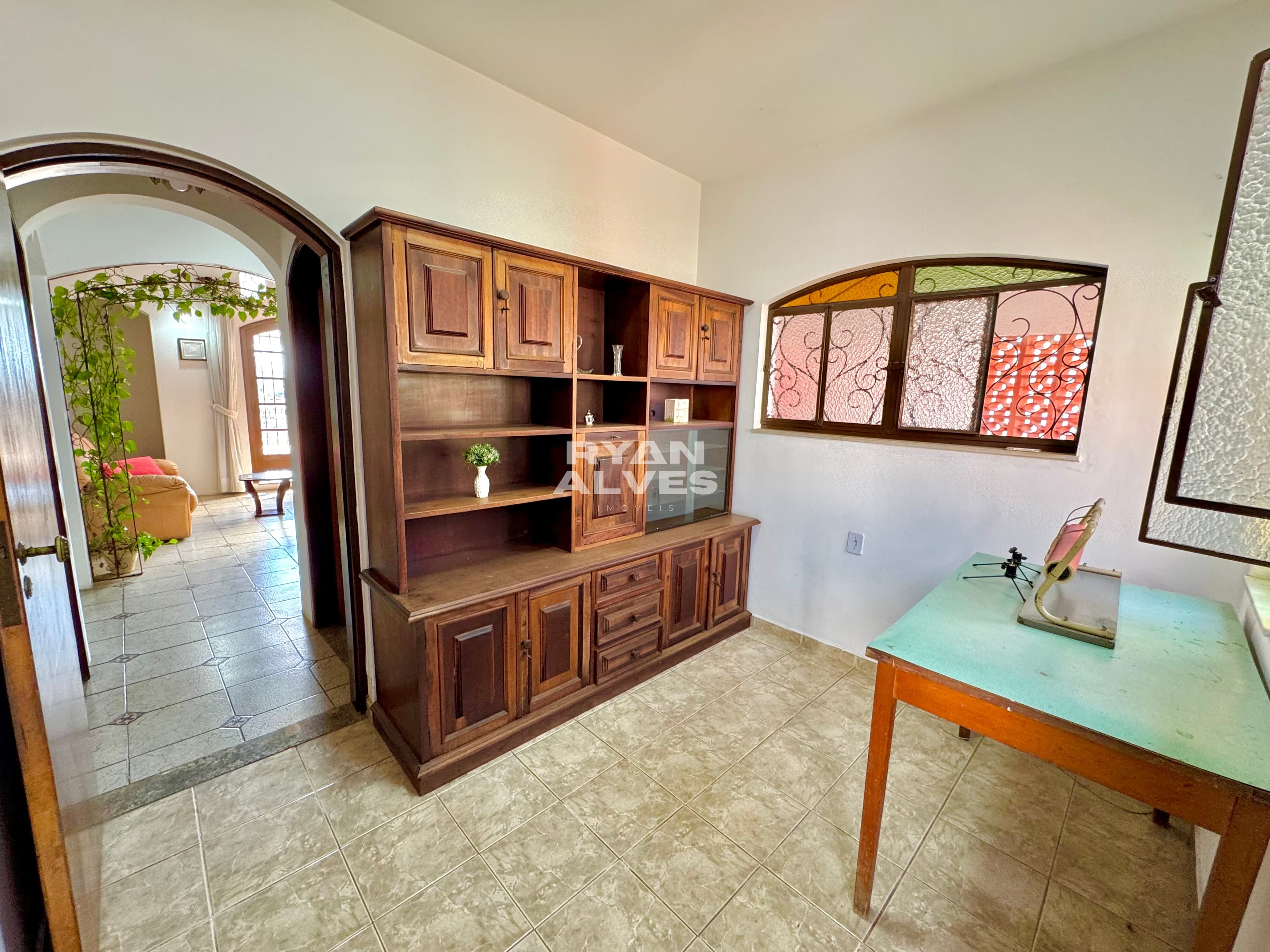 Casa à venda na Vila Oliveira – 239 m² construídos, 4 dormitórios e 6 vagas