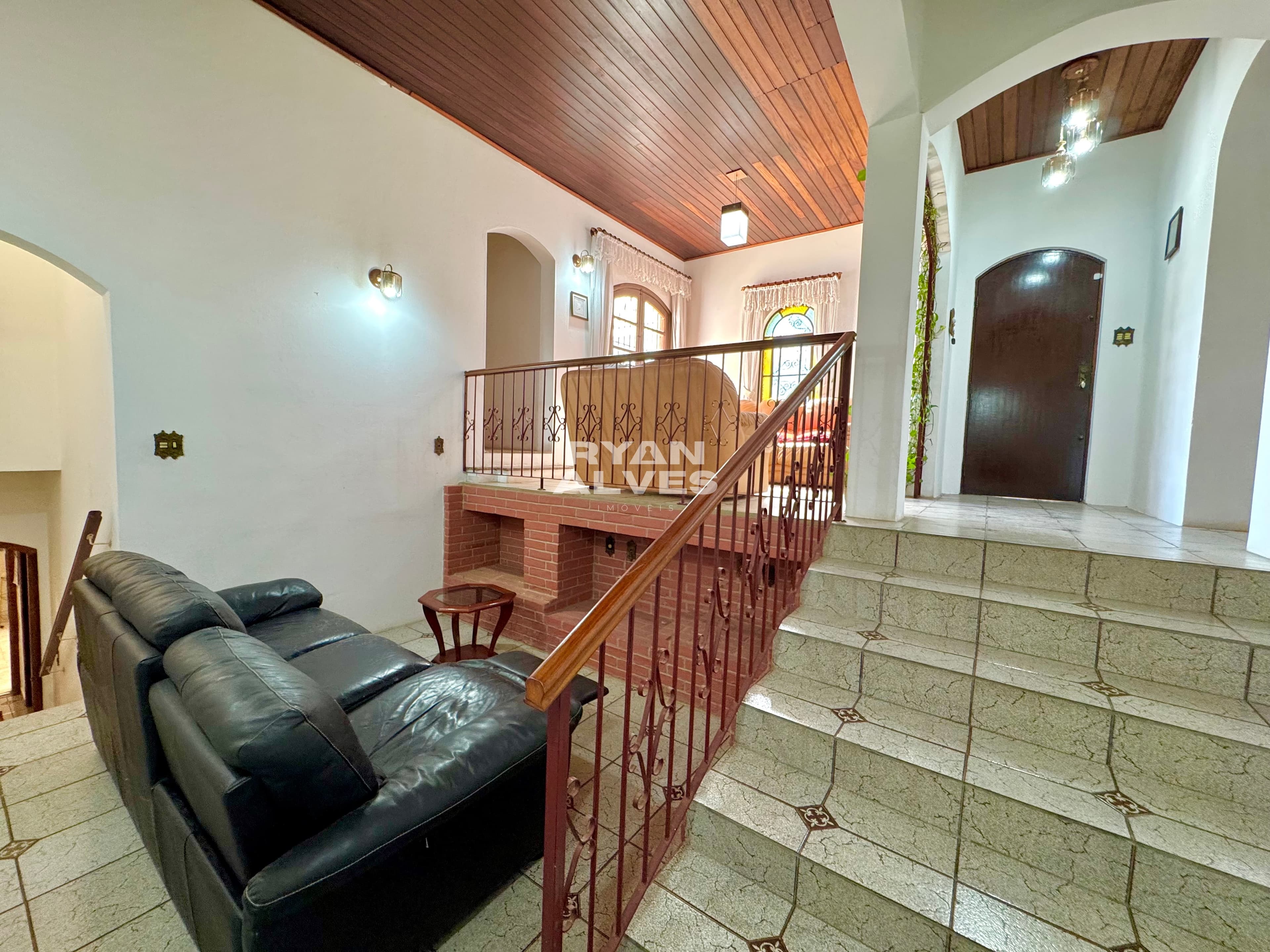 Casa à venda na Vila Oliveira – 239 m² construídos, 4 dormitórios e 6 vagas