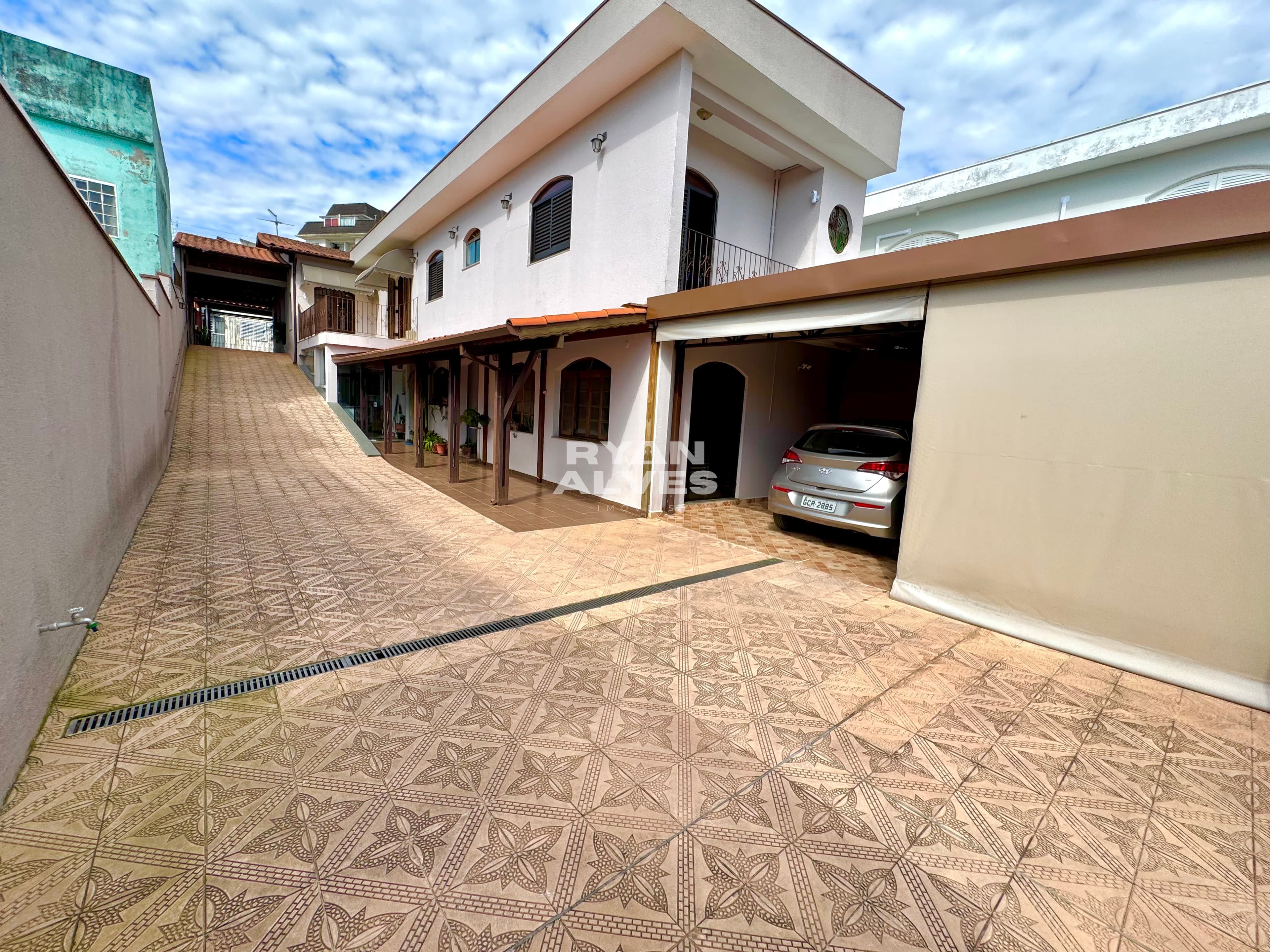 Casa à venda na Vila Oliveira – 239 m² construídos, 4 dormitórios e 6 vagas