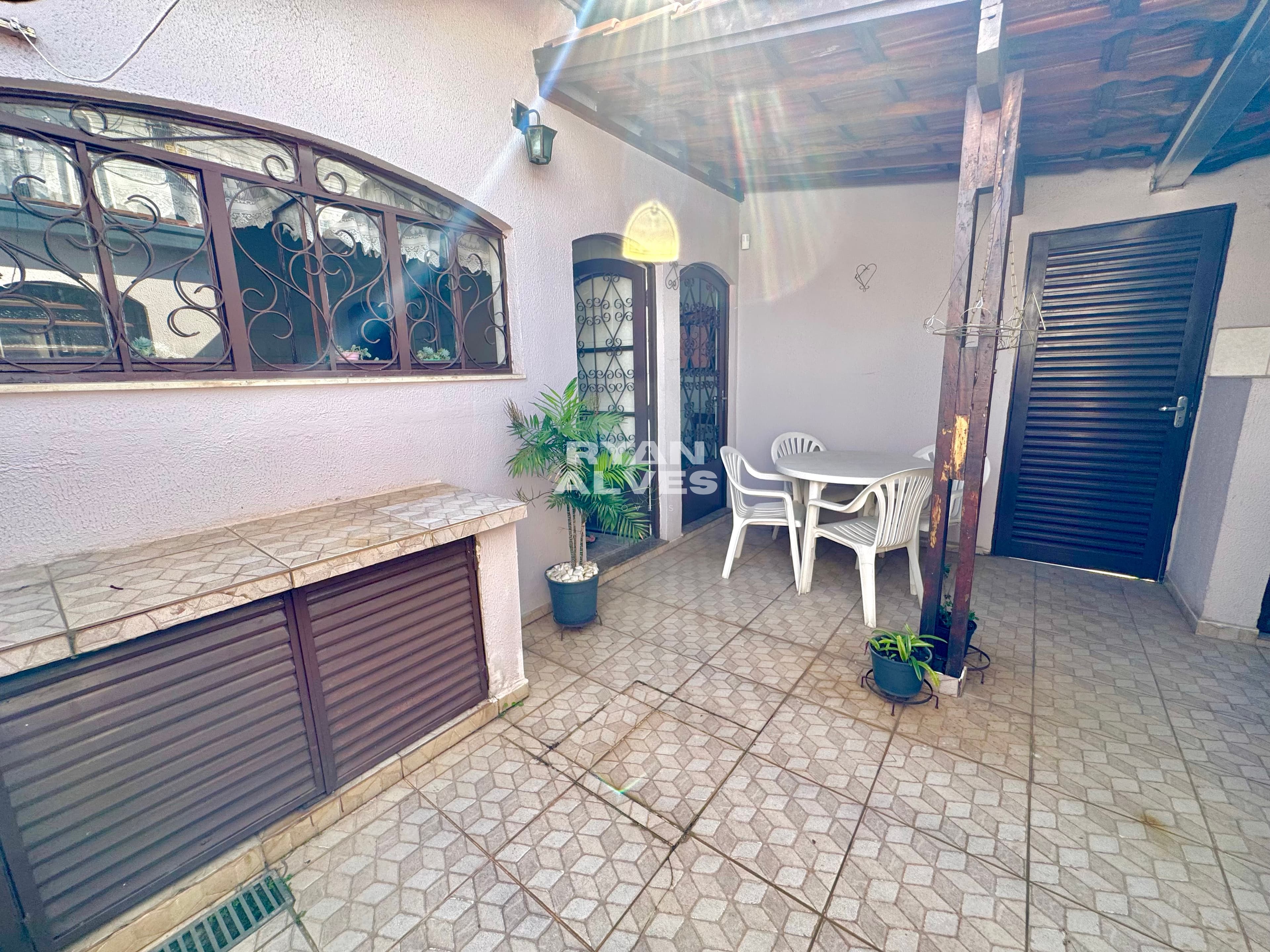 Casa à venda na Vila Oliveira – 239 m² construídos, 4 dormitórios e 6 vagas