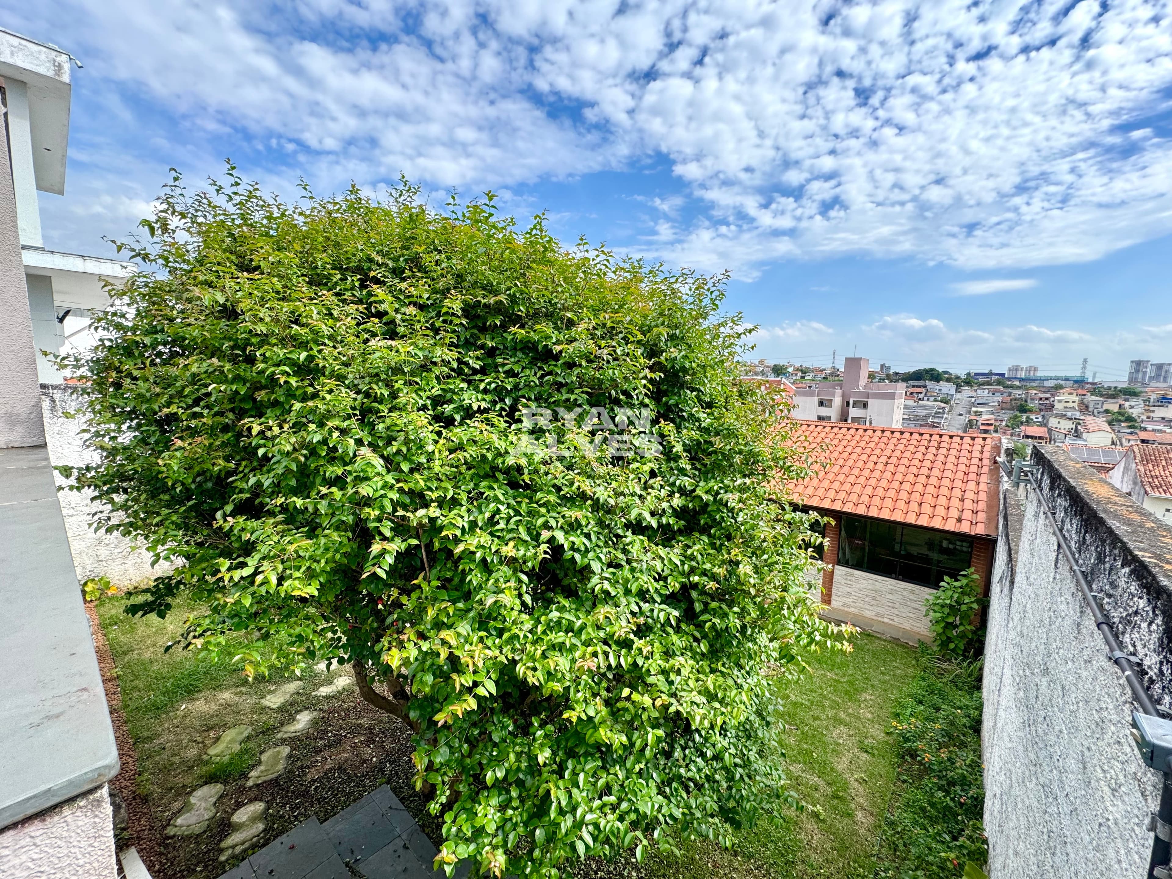 Casa à venda na Vila Oliveira – 239 m² construídos, 4 dormitórios e 6 vagas