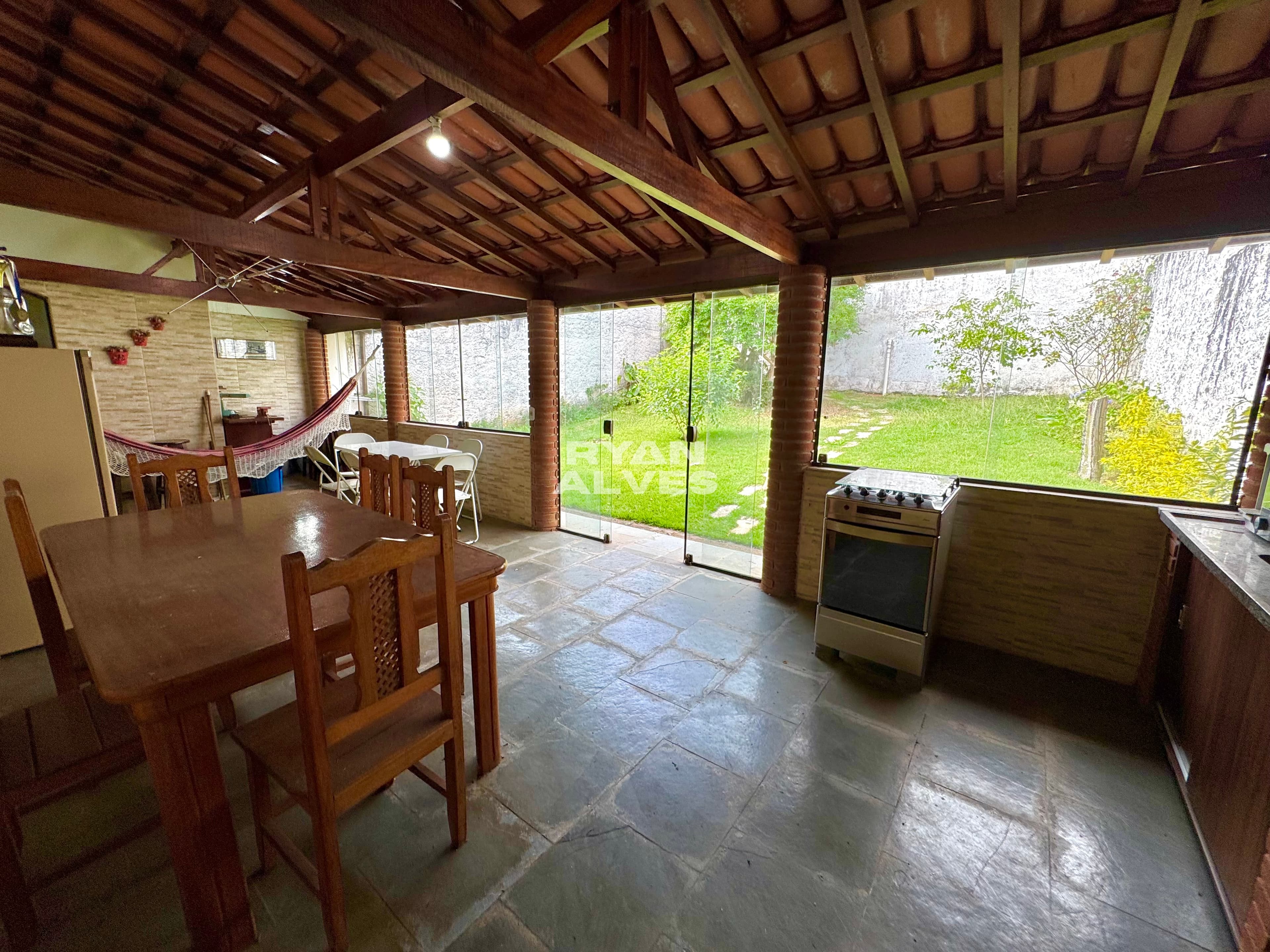 Casa à venda na Vila Oliveira – 239 m² construídos, 4 dormitórios e 6 vagas