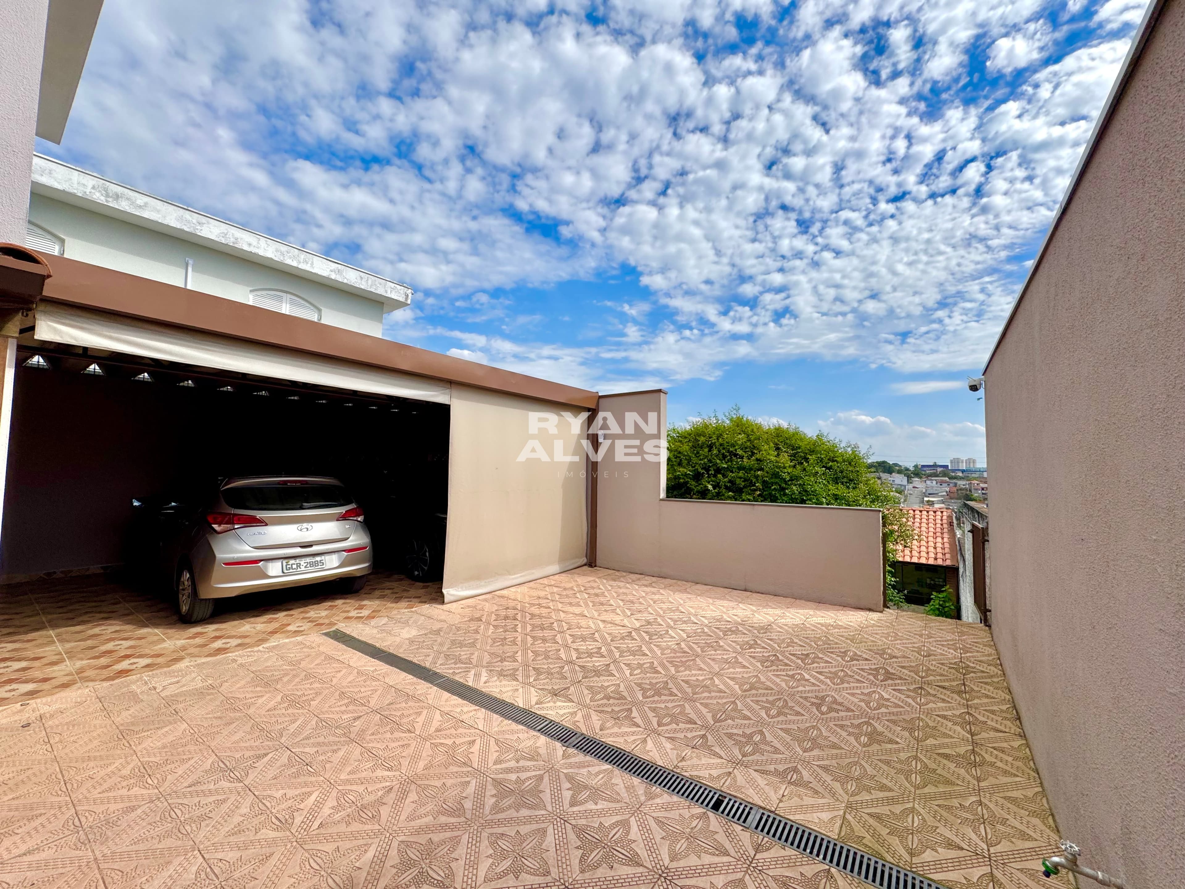 Casa à venda na Vila Oliveira – 239 m² construídos, 4 dormitórios e 6 vagas