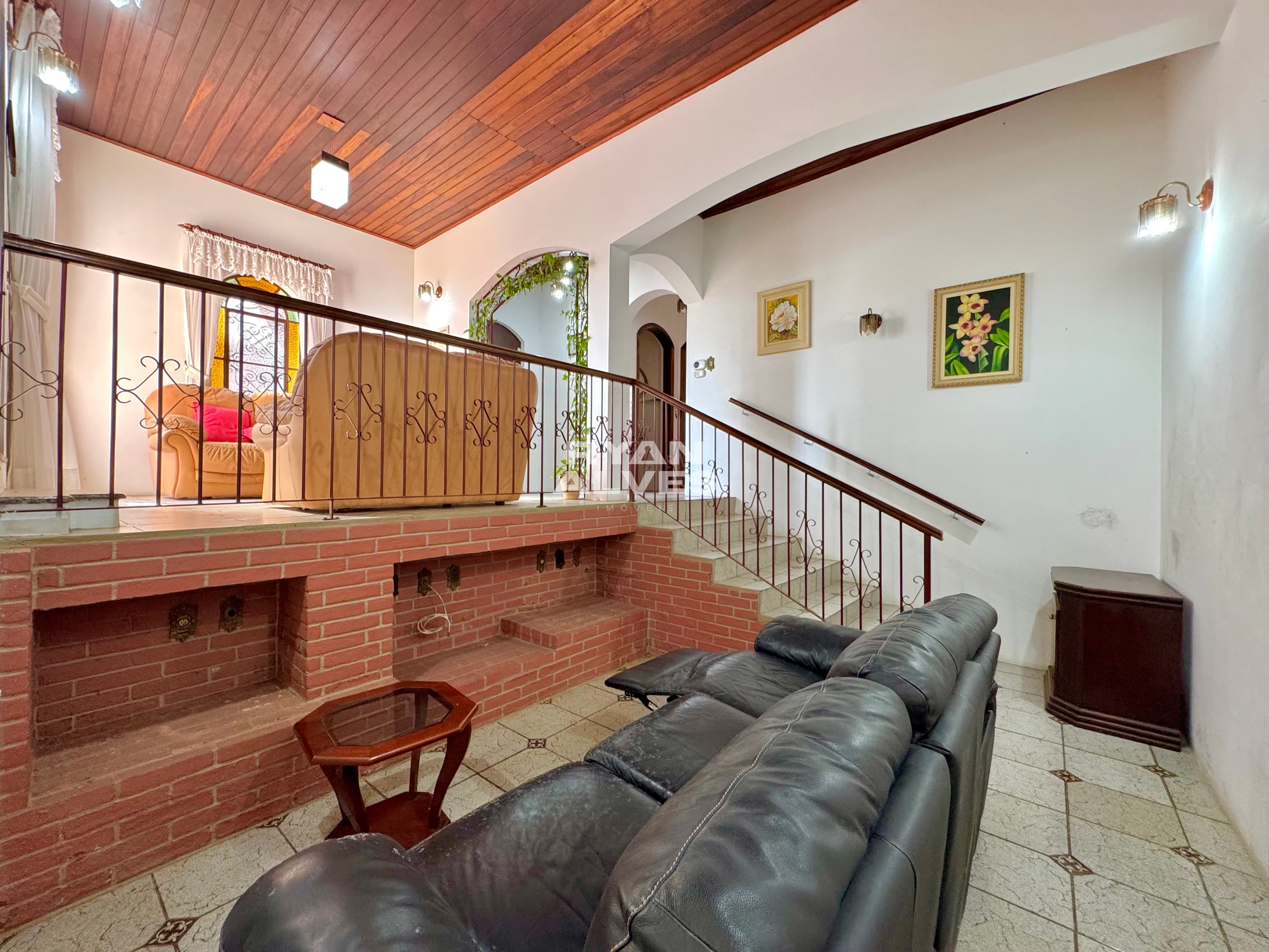 Casa à venda na Vila Oliveira – 239 m² construídos, 4 dormitórios e 6 vagas