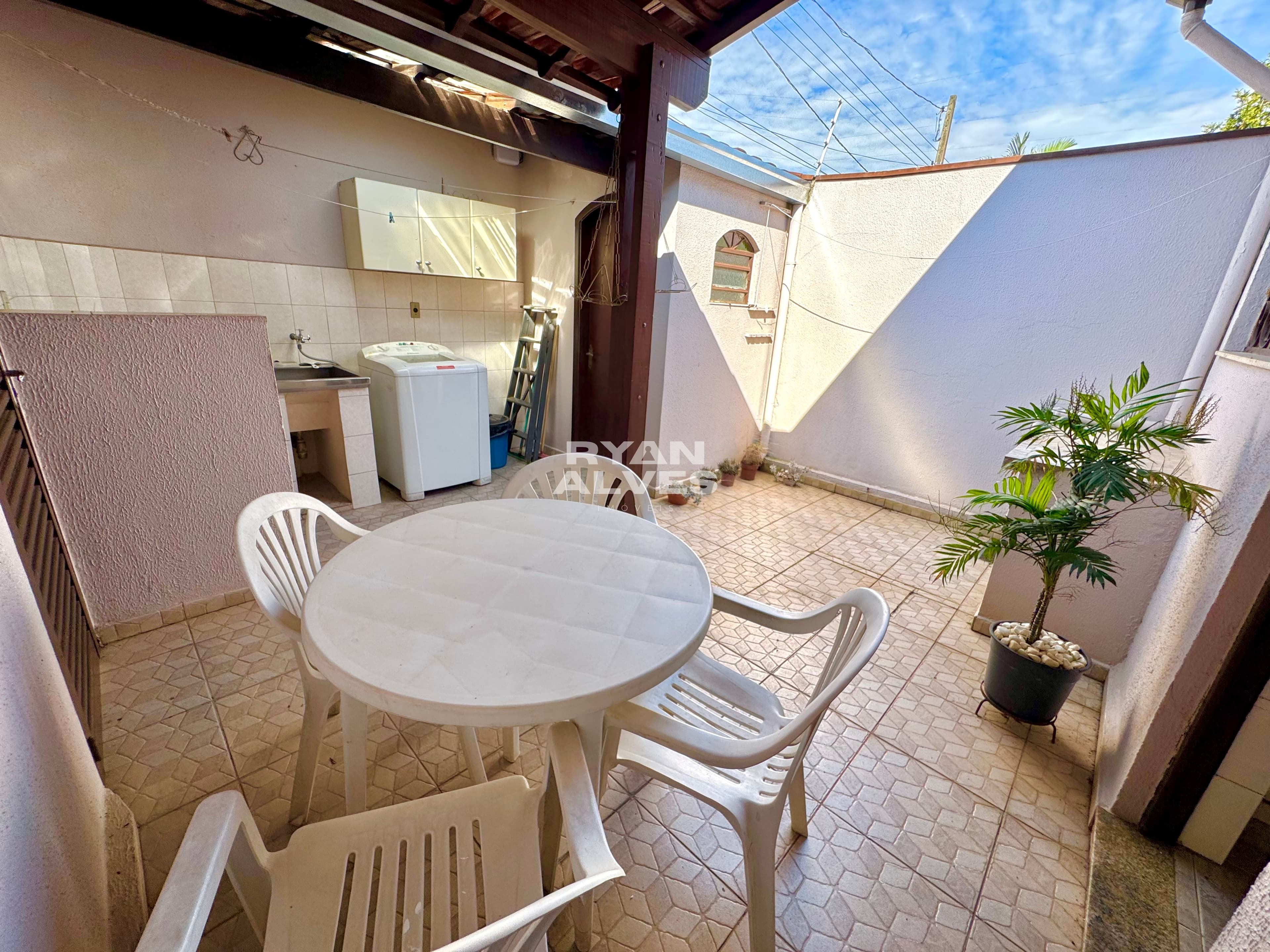 Casa à venda na Vila Oliveira – 239 m² construídos, 4 dormitórios e 6 vagas