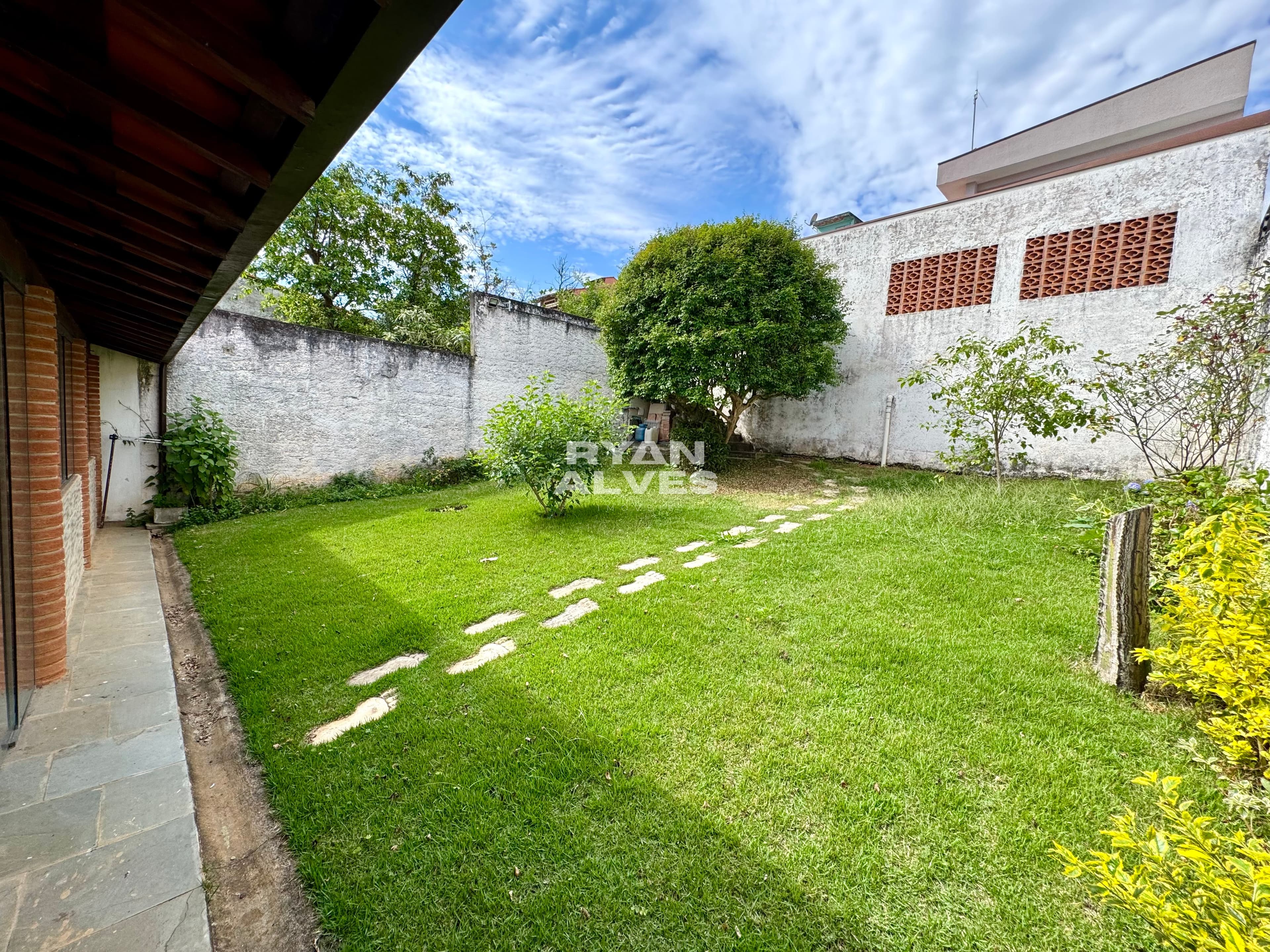 Casa à venda na Vila Oliveira – 239 m² construídos, 4 dormitórios e 6 vagas