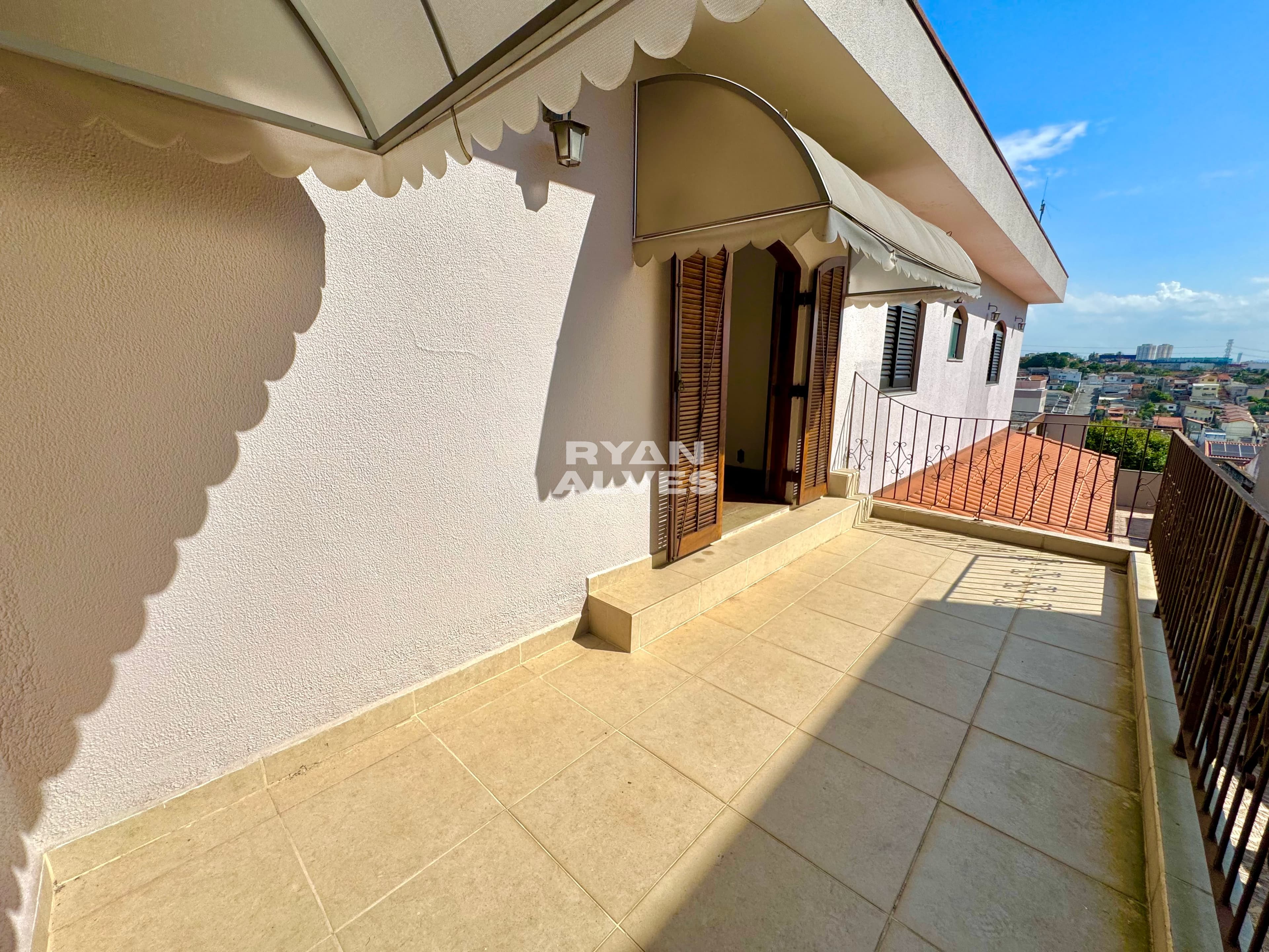 Casa à venda na Vila Oliveira – 239 m² construídos, 4 dormitórios e 6 vagas