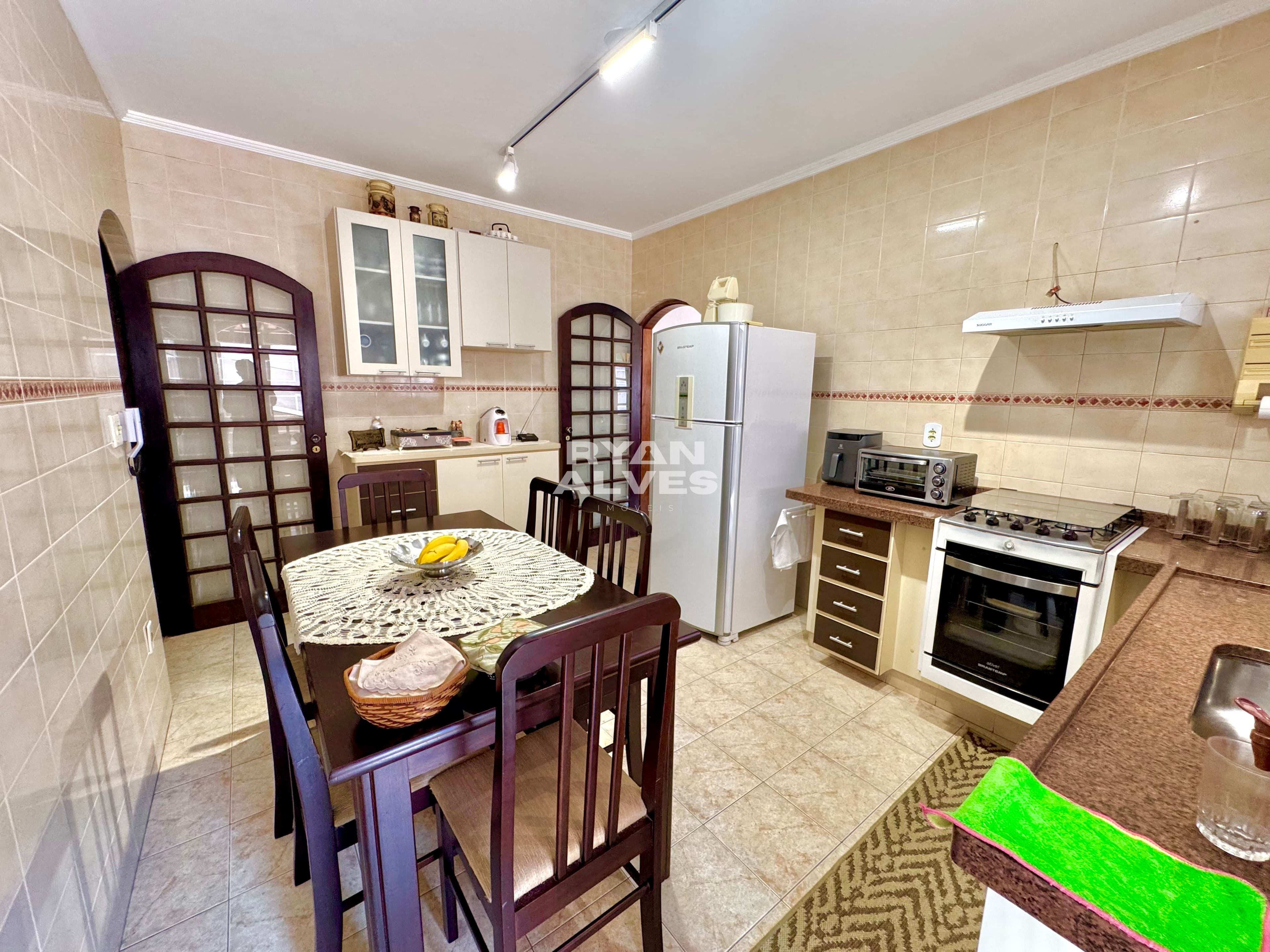 Casa à venda na Vila Oliveira – 239 m² construídos, 4 dormitórios e 6 vagas