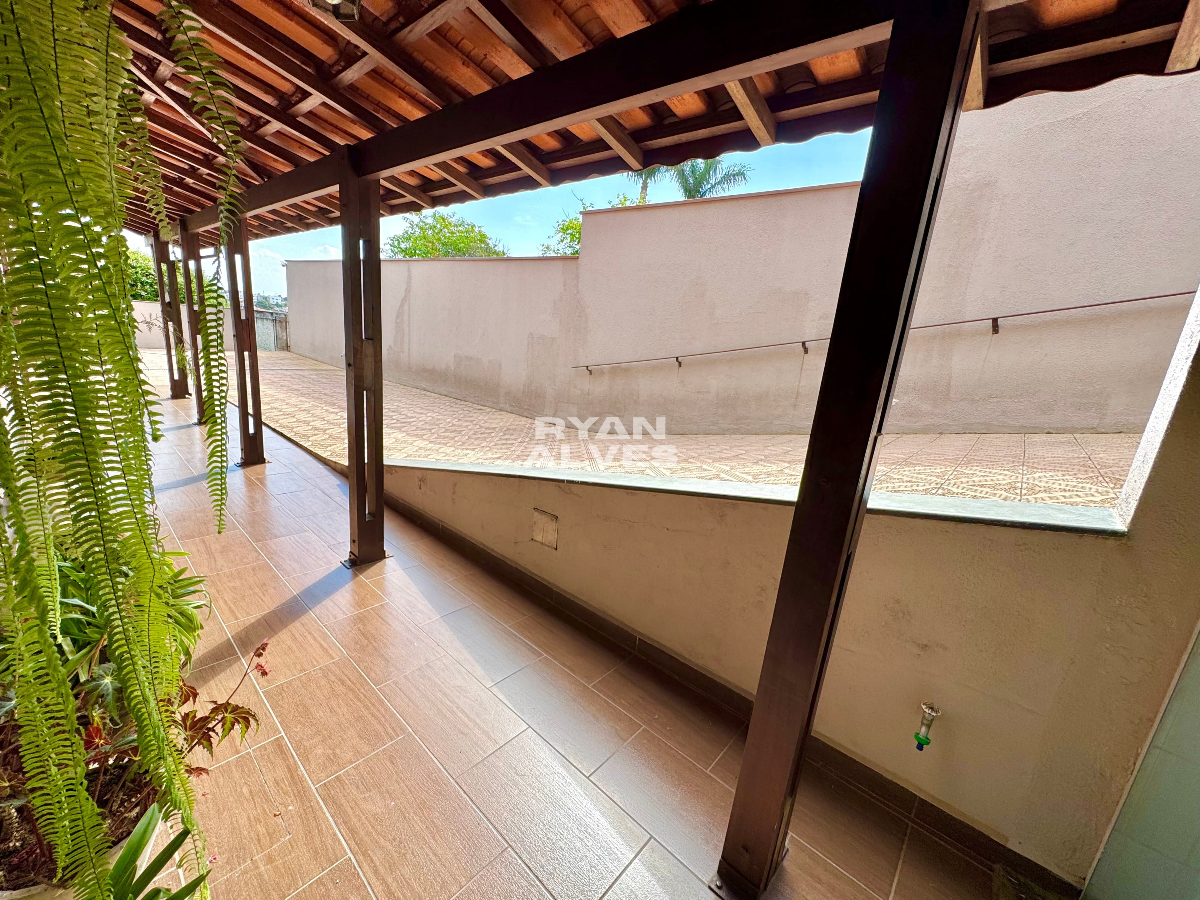 Casa à venda na Vila Oliveira – 239 m² construídos, 4 dormitórios e 6 vagas