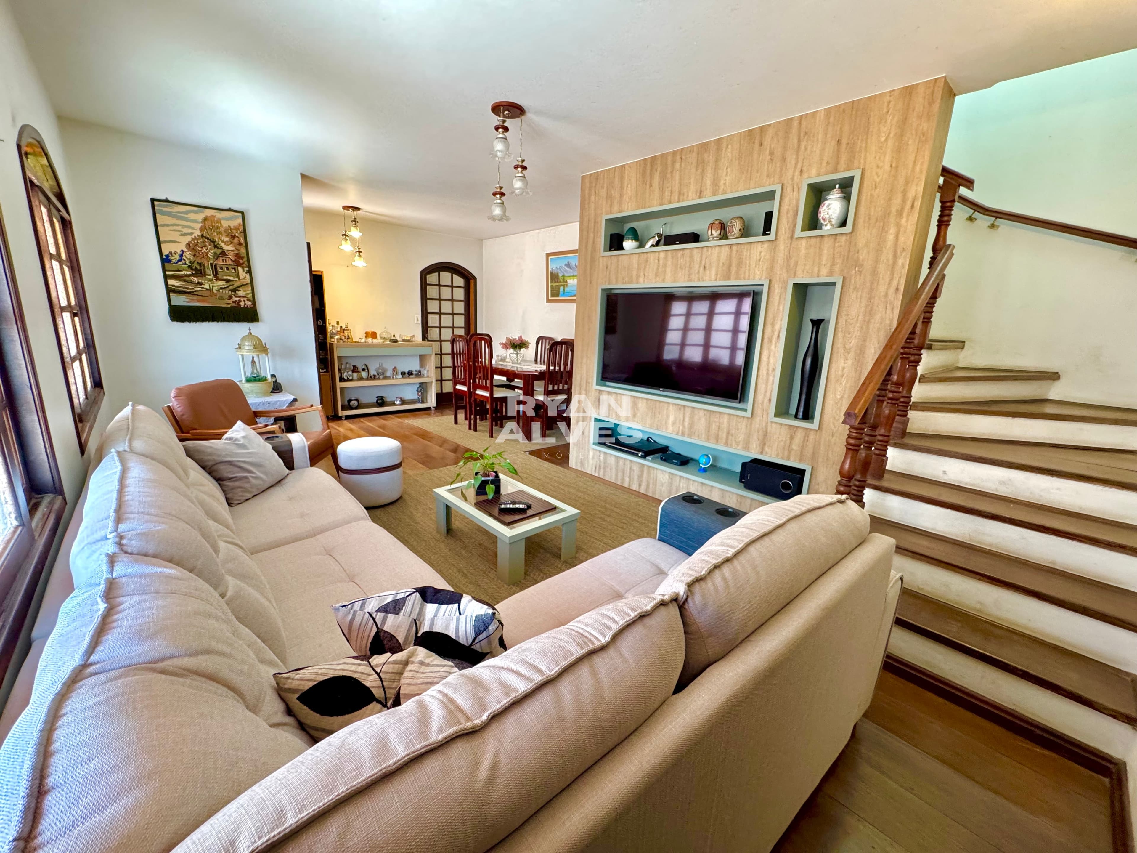 Casa à venda na Vila Oliveira – 239 m² construídos, 4 dormitórios e 6 vagas