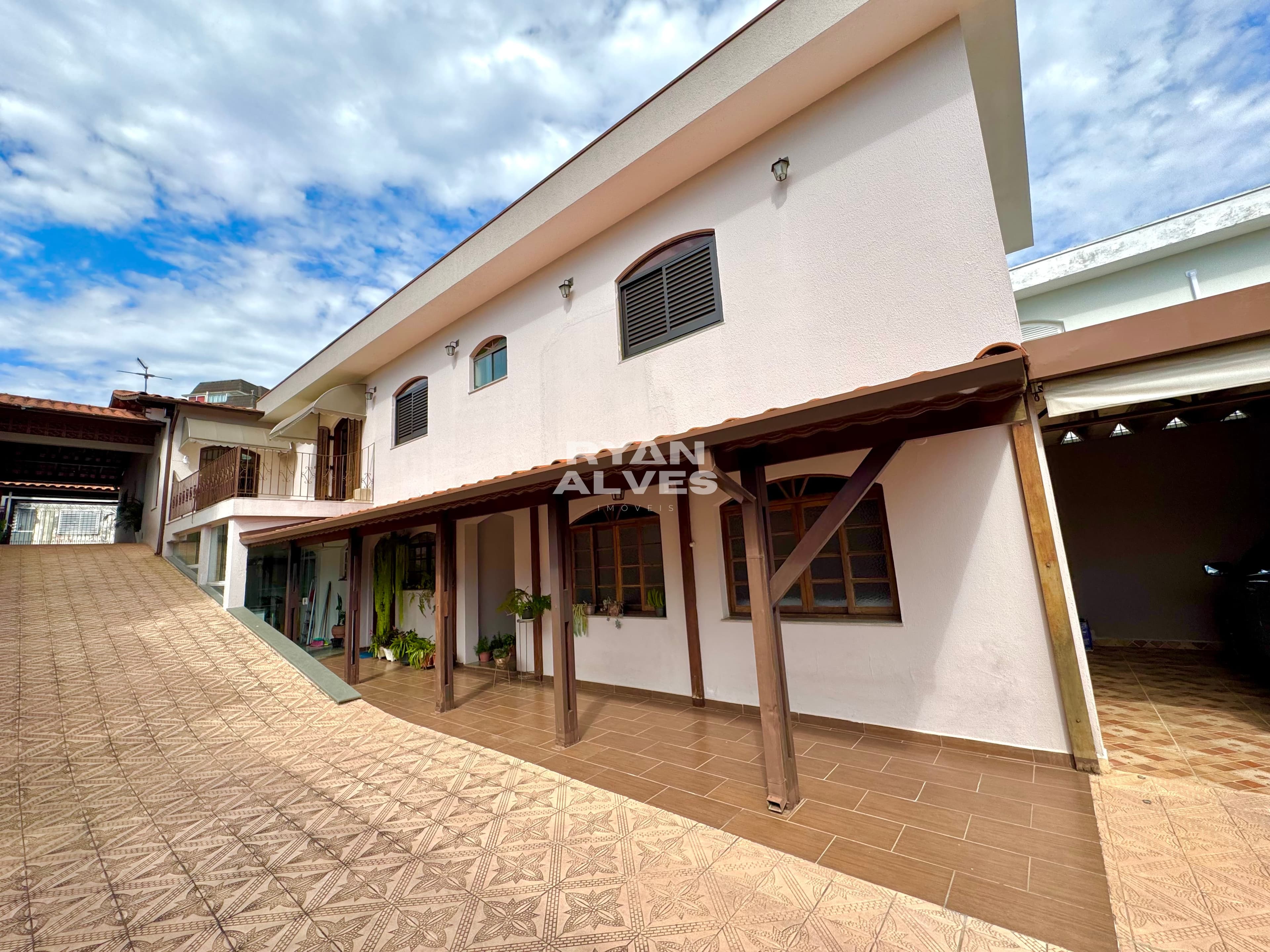 Casa à venda na Vila Oliveira – 239 m² construídos, 4 dormitórios e 6 vagas