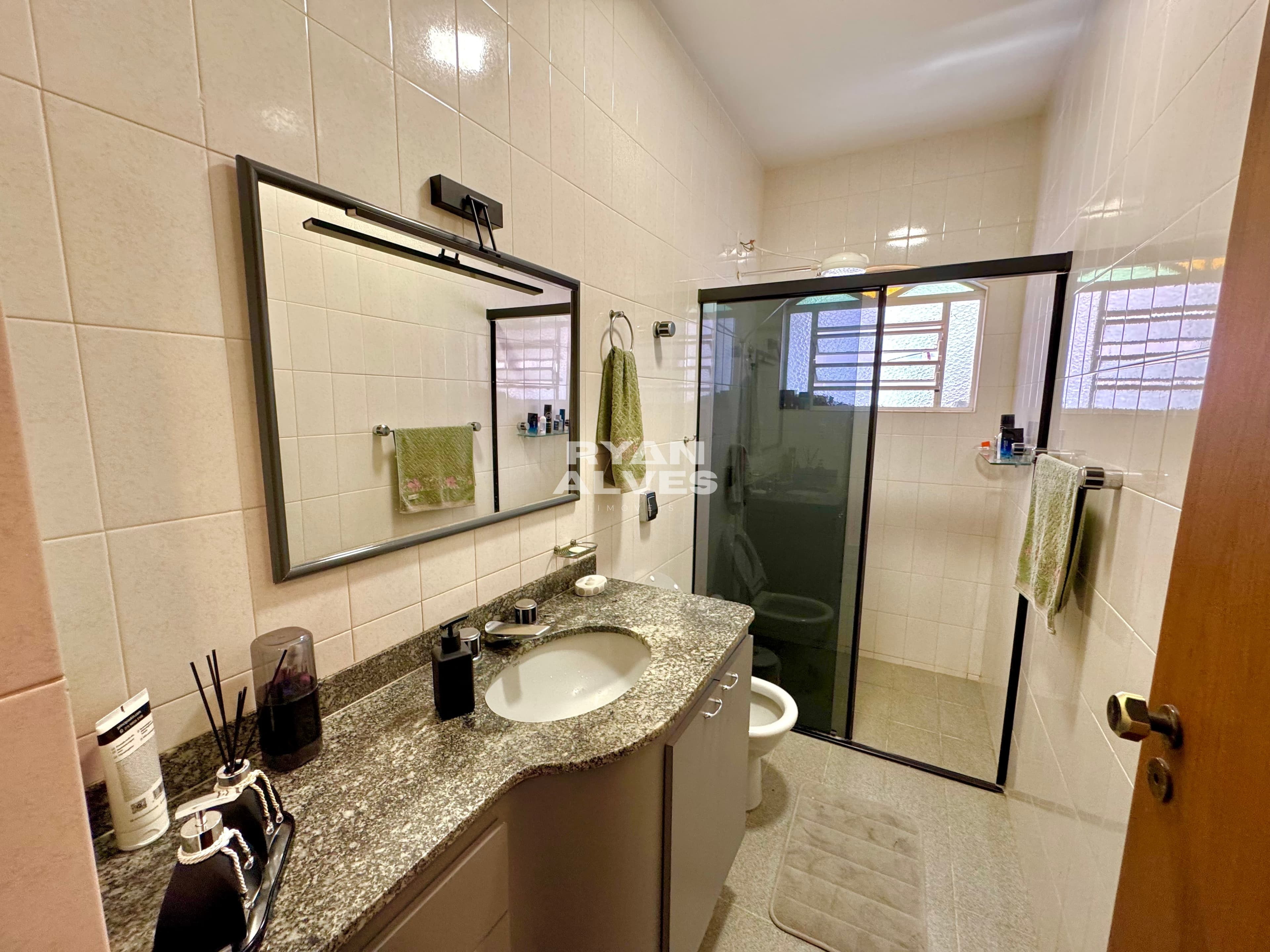 Casa à venda na Vila Oliveira – 239 m² construídos, 4 dormitórios e 6 vagas