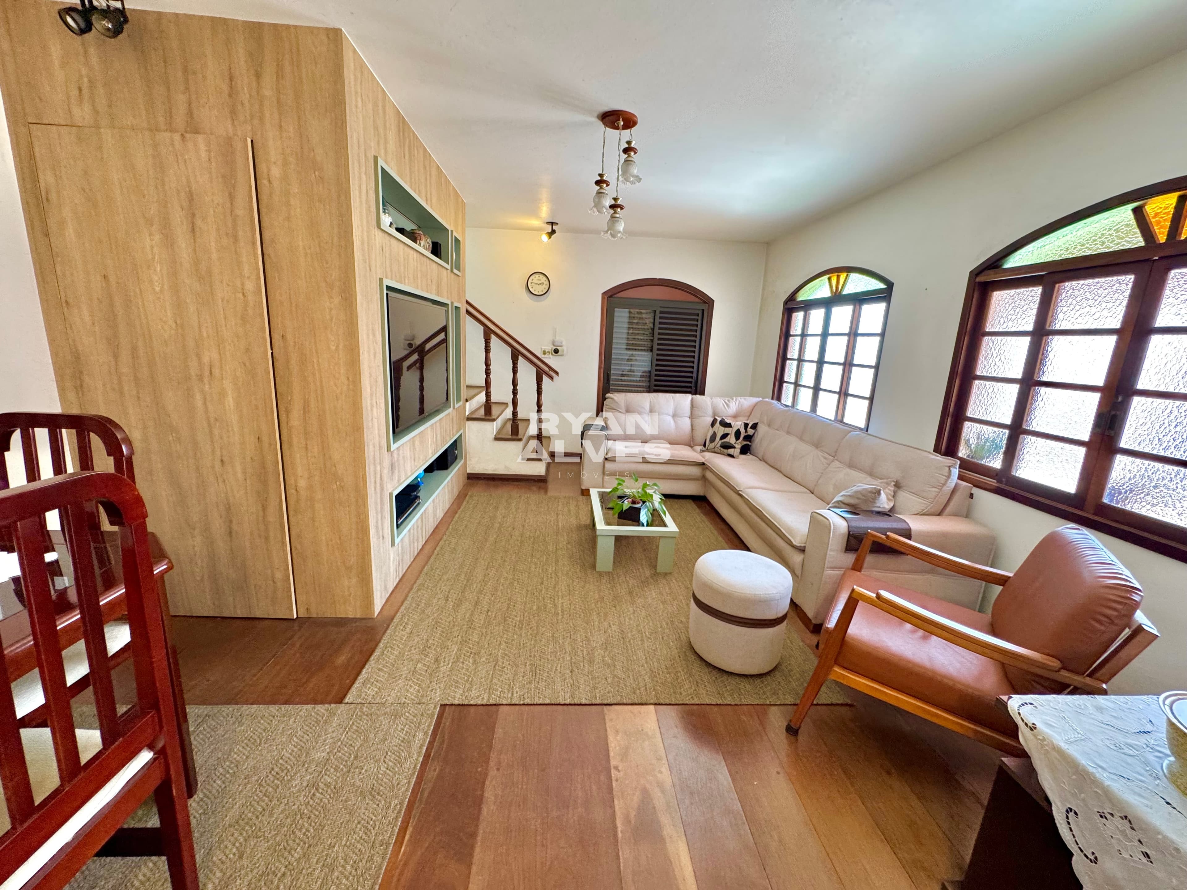 Casa à venda na Vila Oliveira – 239 m² construídos, 4 dormitórios e 6 vagas