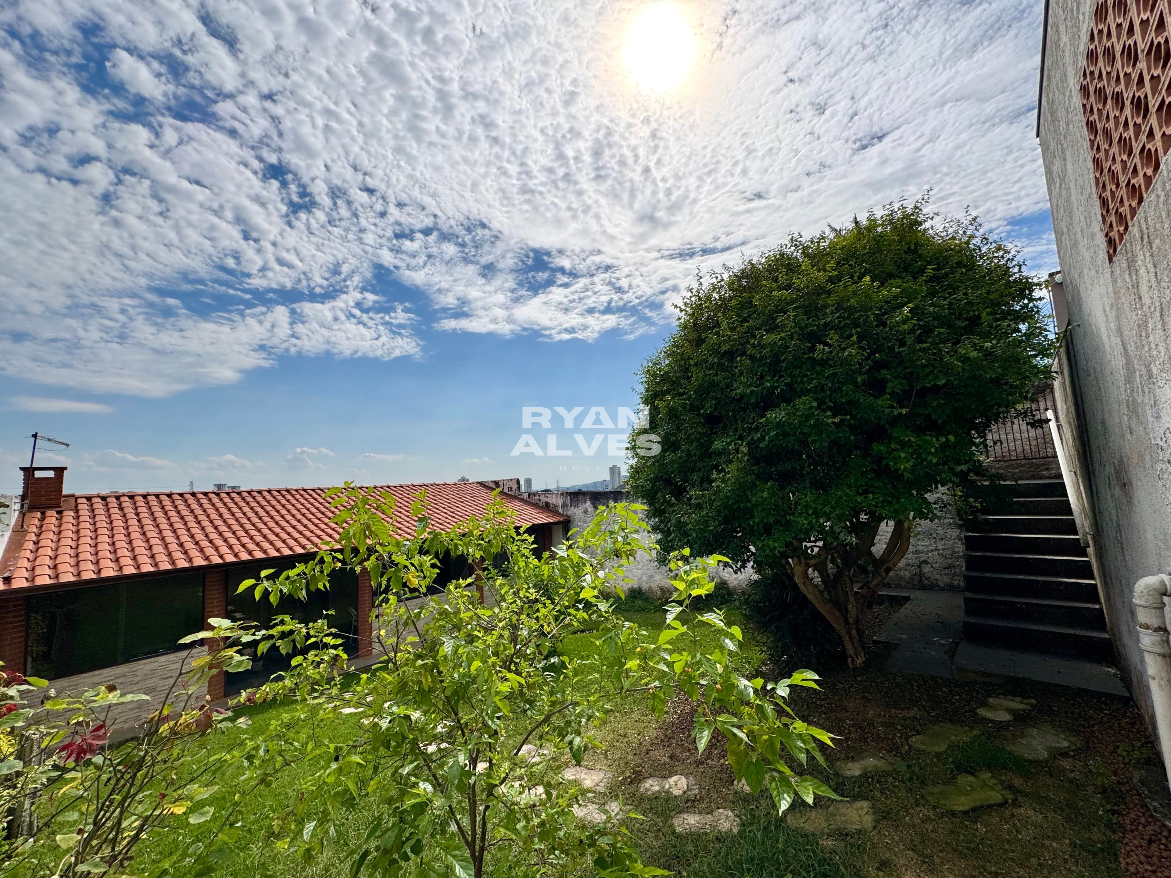 Casa à venda na Vila Oliveira – 239 m² construídos, 4 dormitórios e 6 vagas