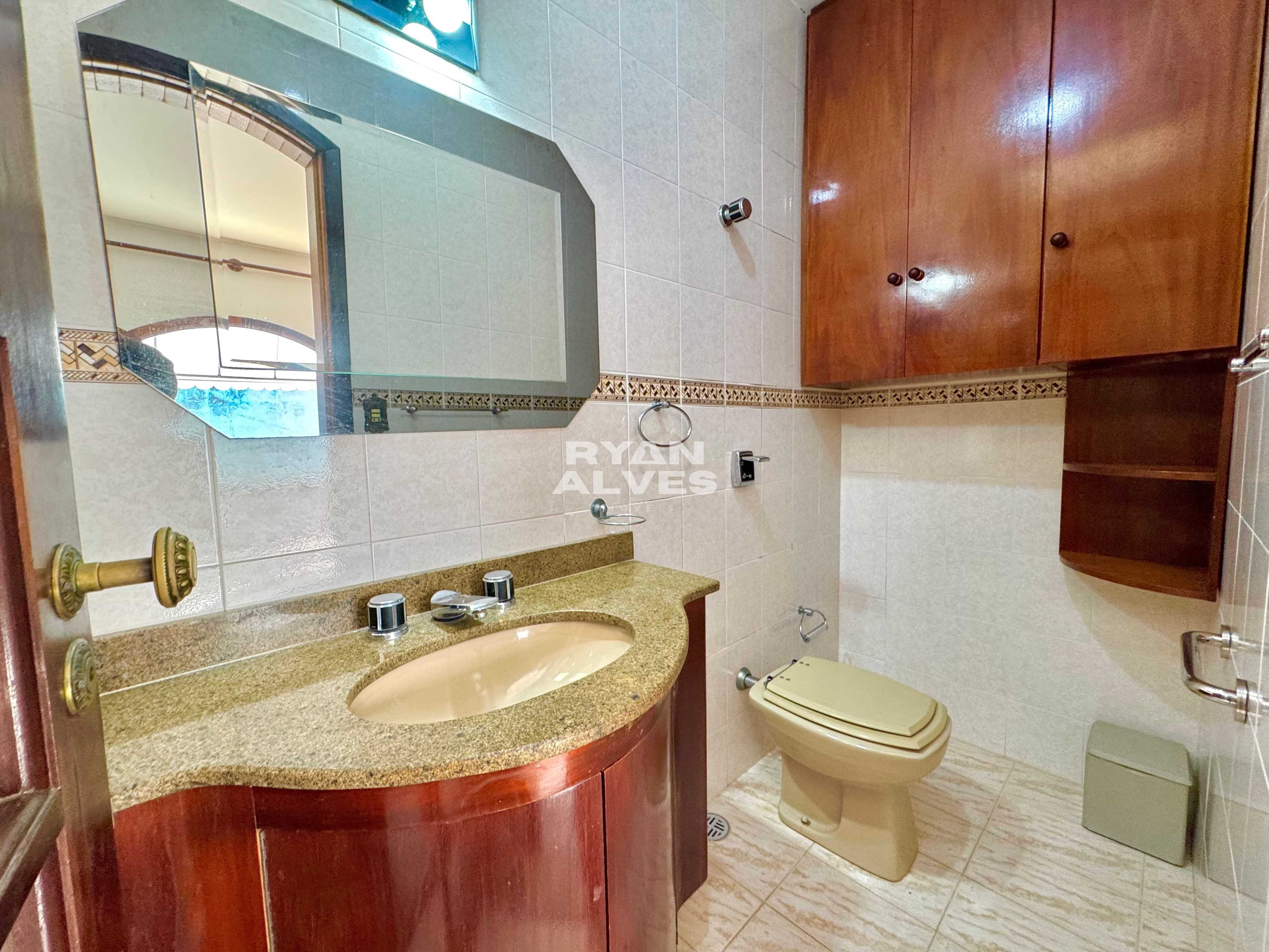 Casa à venda na Vila Oliveira – 239 m² construídos, 4 dormitórios e 6 vagas