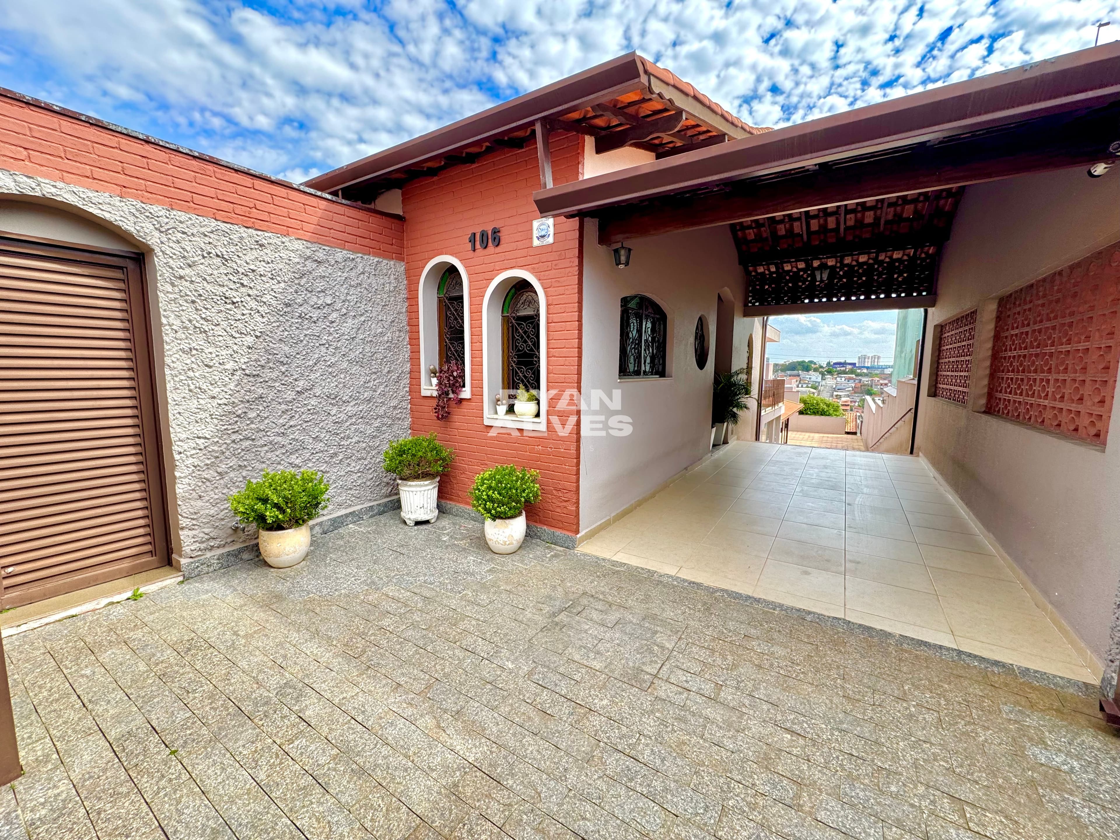 Casa à venda na Vila Oliveira – 239 m² construídos, 4 dormitórios e 6 vagas