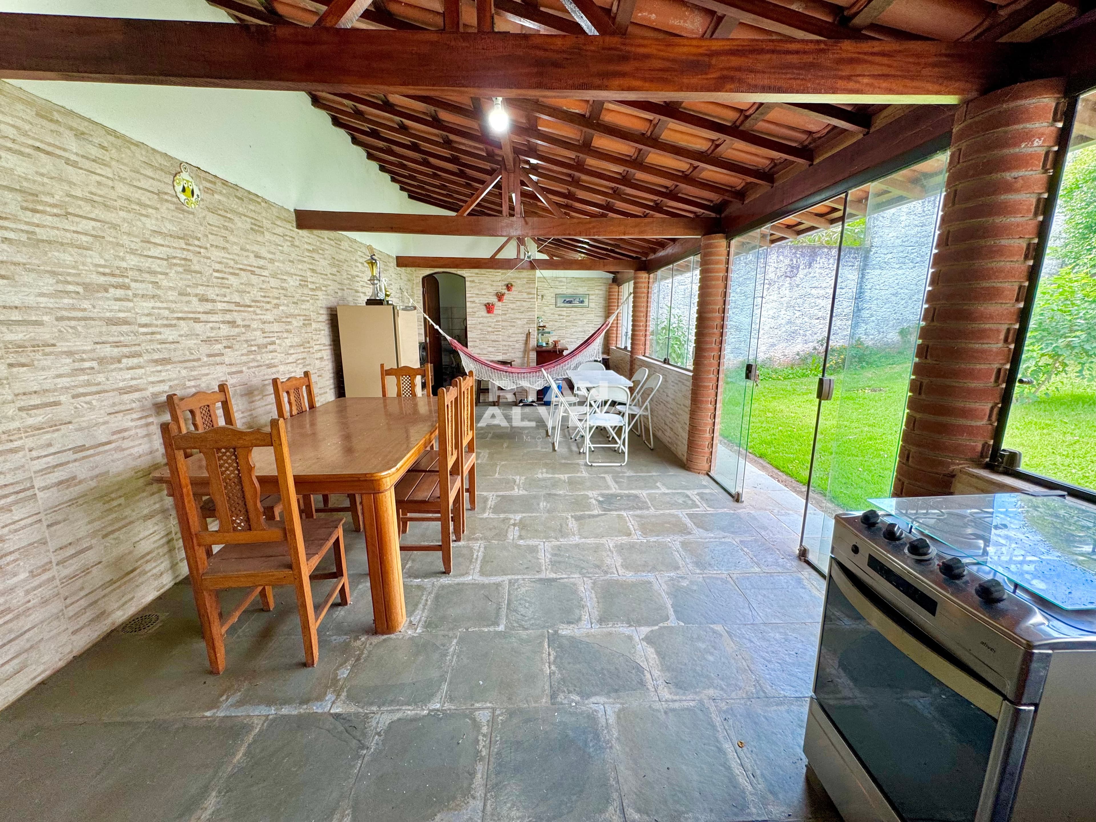 Casa à venda na Vila Oliveira – 239 m² construídos, 4 dormitórios e 6 vagas