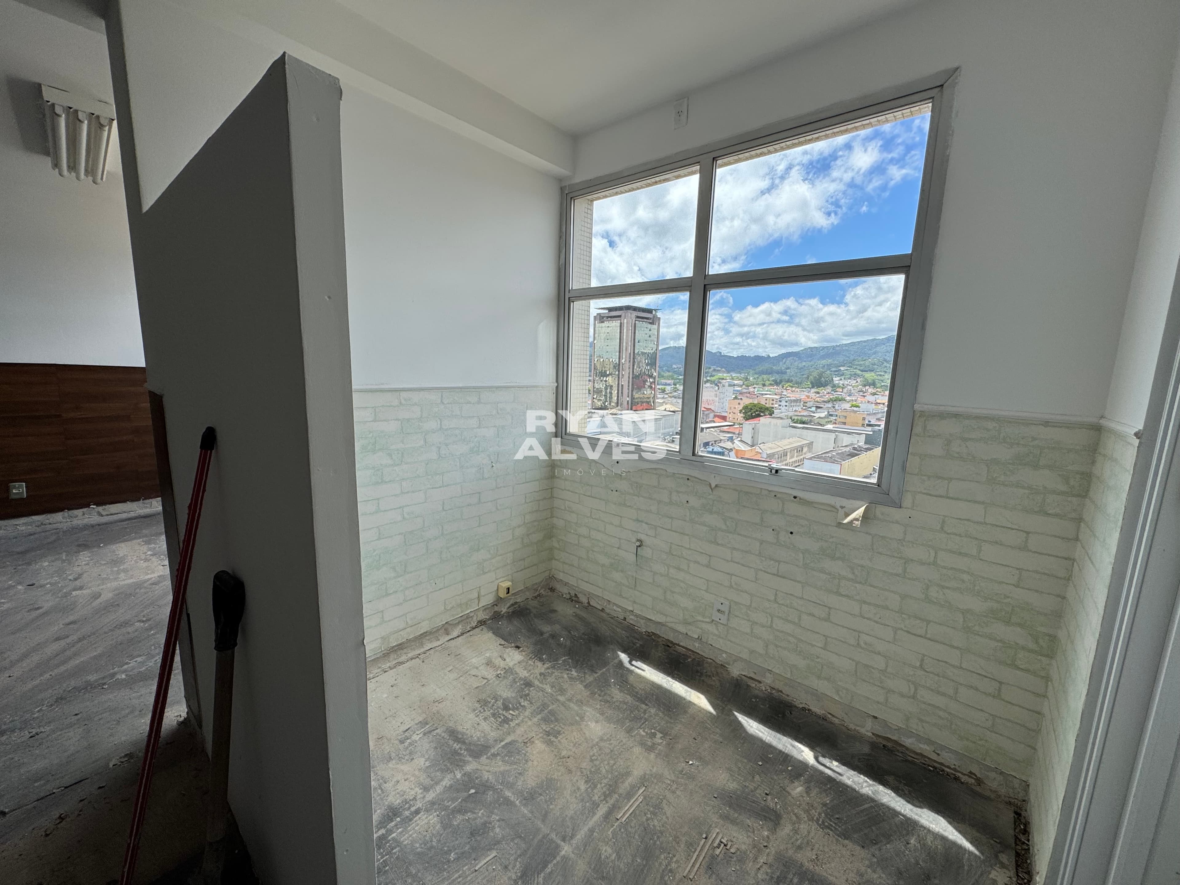 Sala Comercial para Locação no centro de Mogi. R$ 1.700,00 - 50m², 2 banheiros